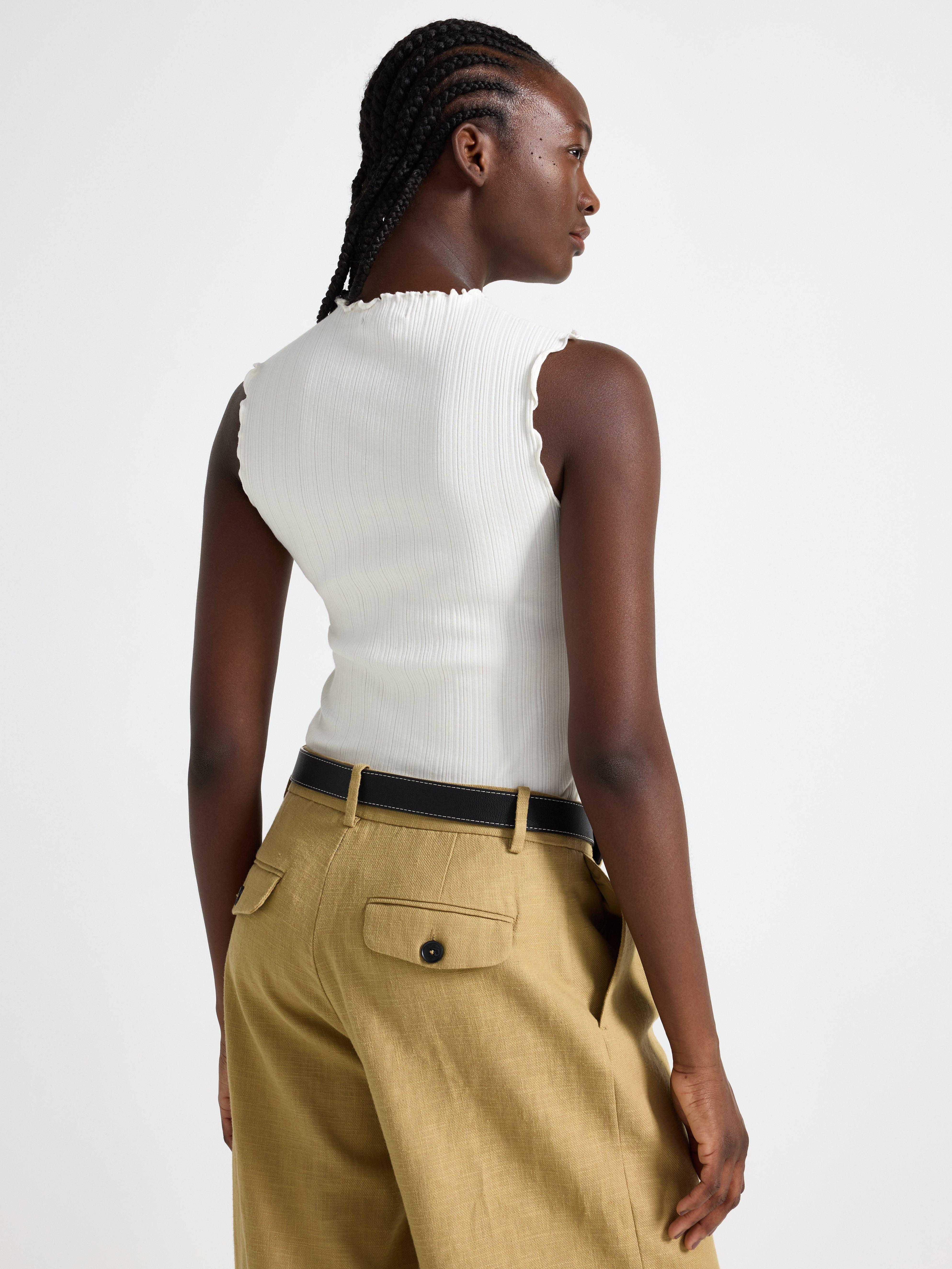 Top sin mangas color blanco roto