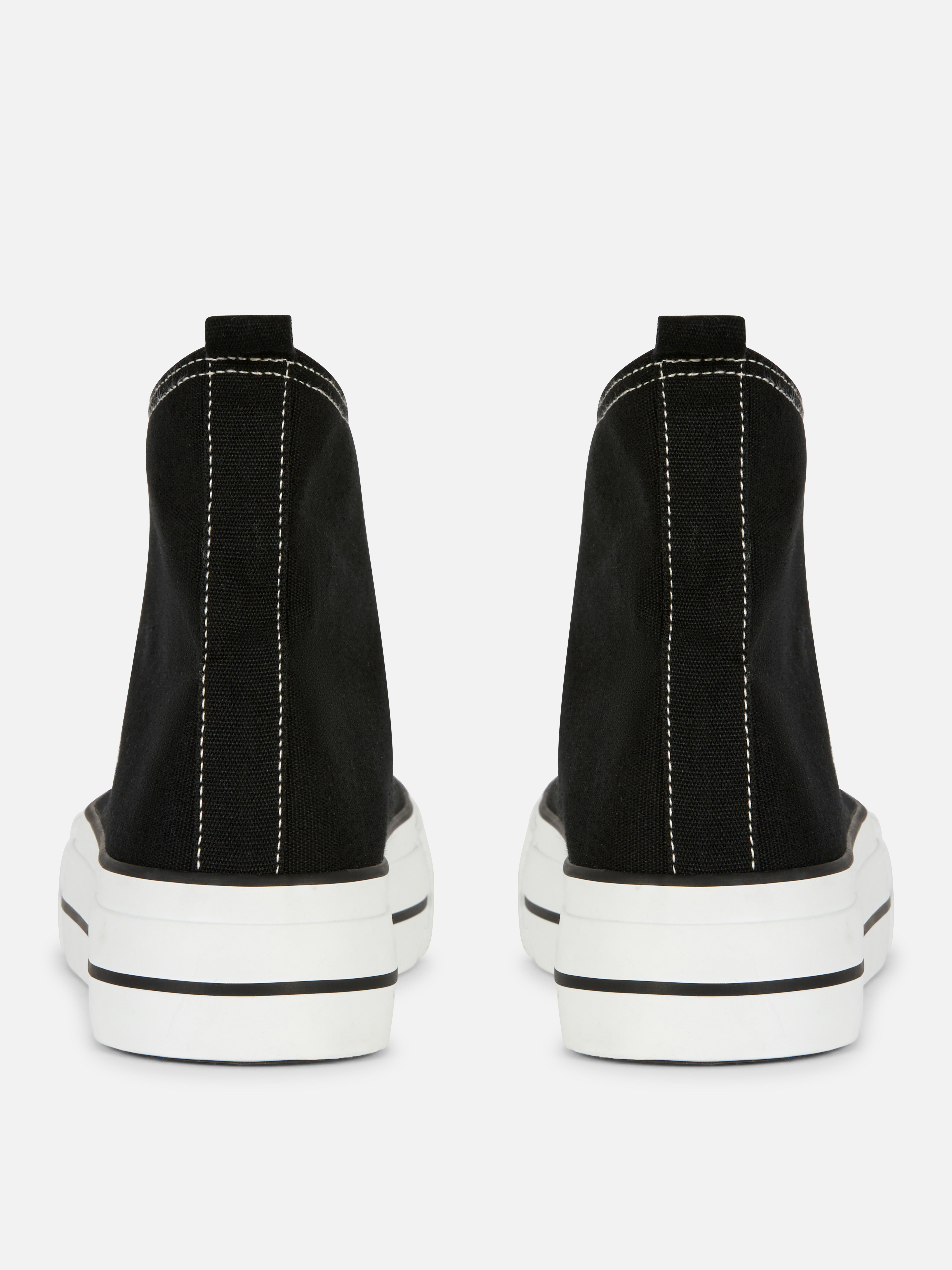Sneakers classiche in tela. Dai una marcia in più alla tua collezione di scarpe con le nostre sneakers con plateau.
