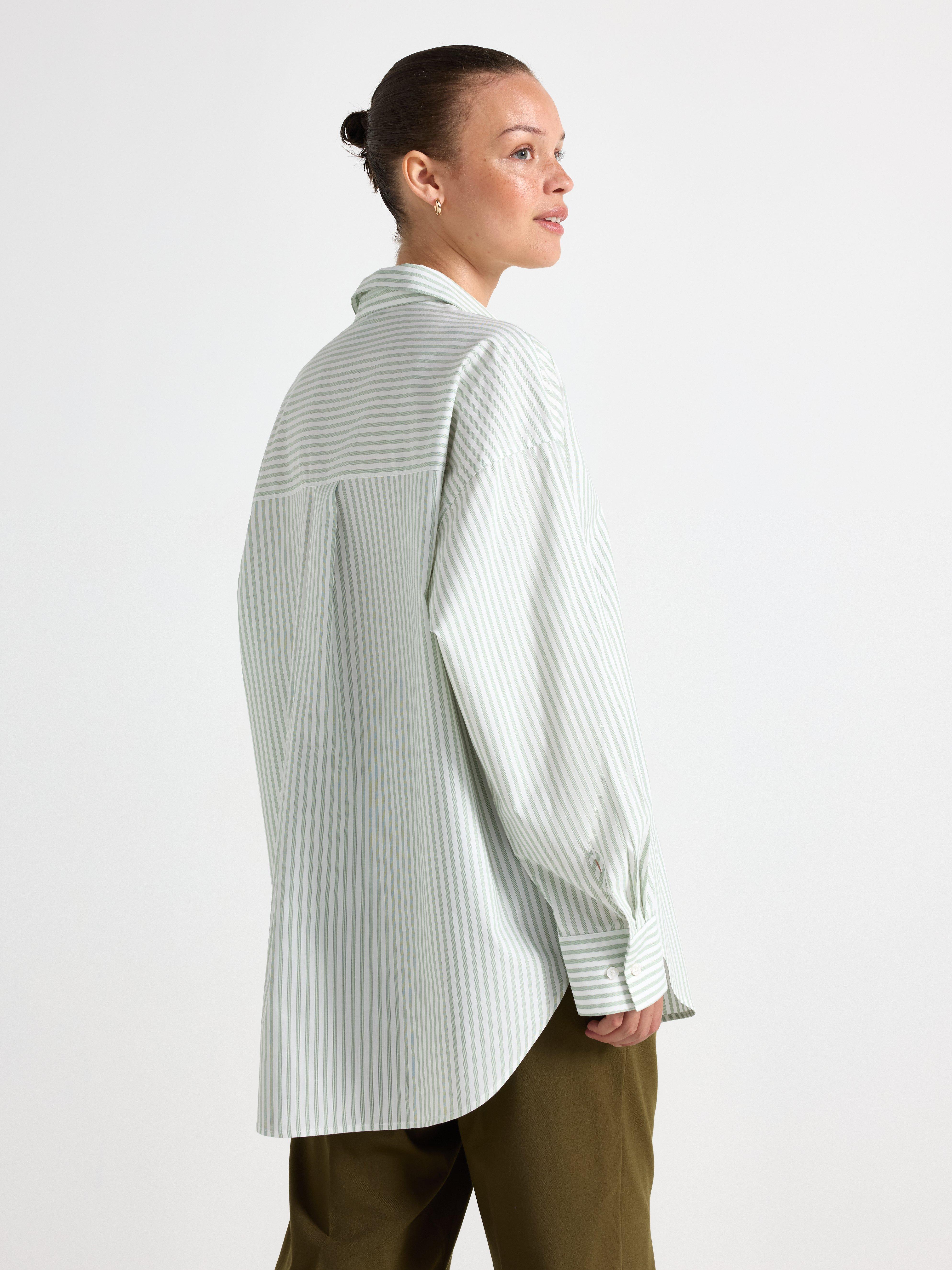 Camisa verde-acinzentada