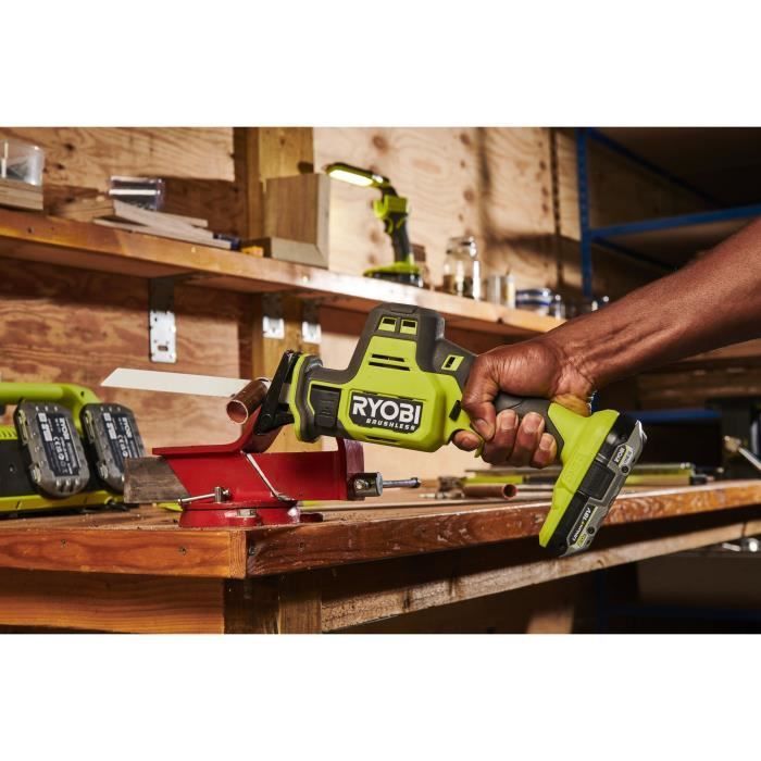 Scie sabre 1 main - RYOBI - Brushless - 18V - Compacte - 0-3 000 cp/min - Course de lame 16 mm - Capacité bois 90 mm