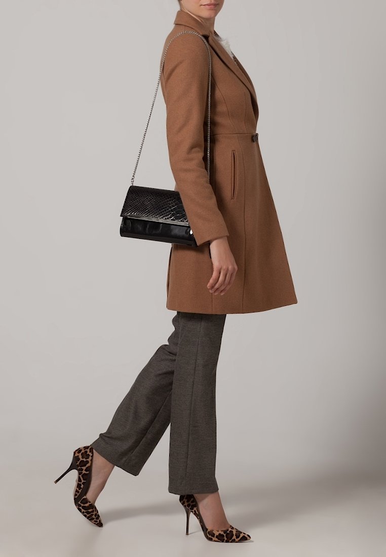 Clutch Clarks - preta