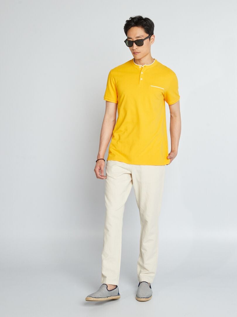 Camisa polo em piqué de algodão com gola mandarim - AMARELA