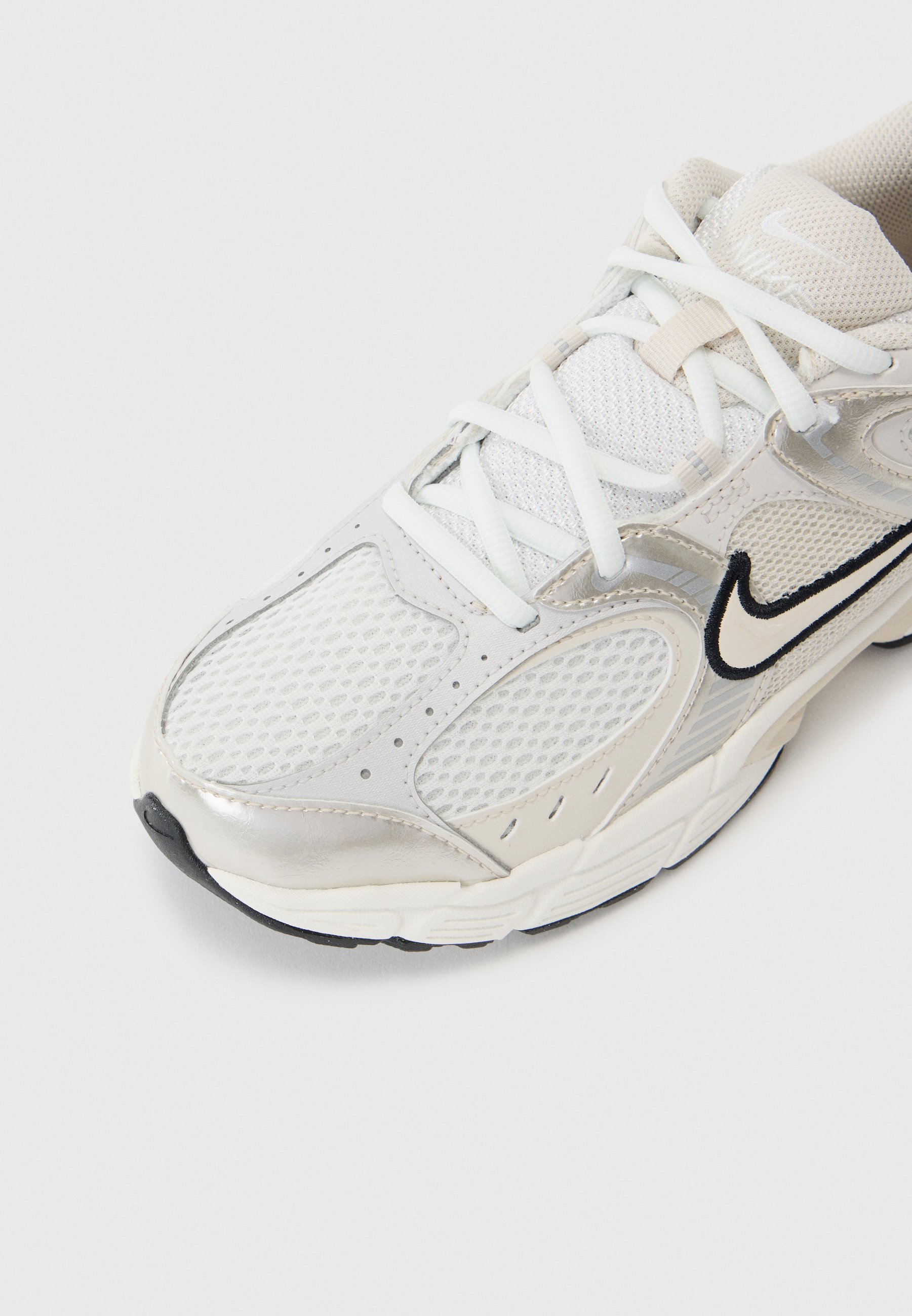 Nike Sportswear V5 UNISEX - Sneakers - summit white/light orewood brown/sail/black