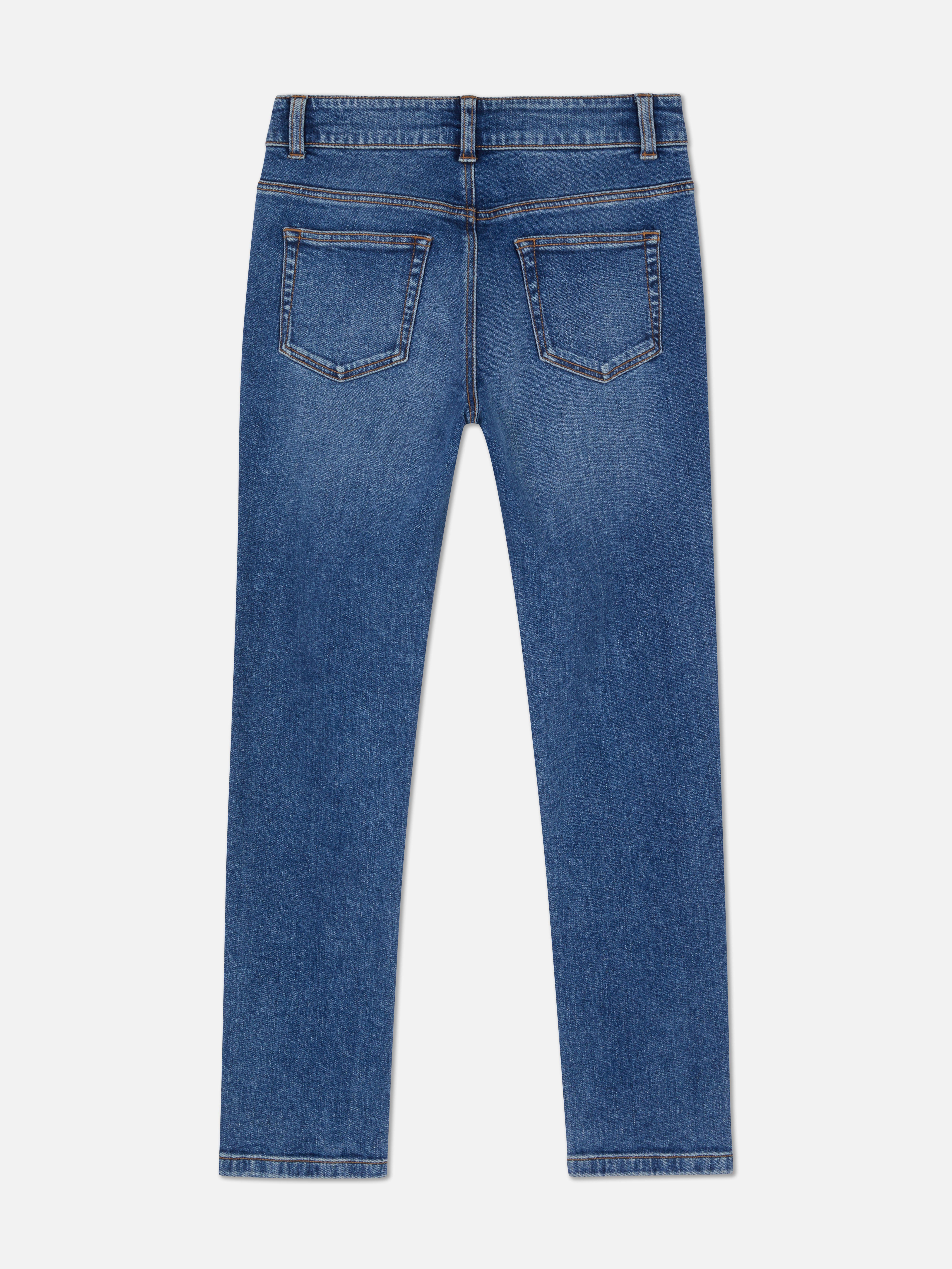 Blugi slim fit pentru băieți. Acești blugi slim fit cu găici pentru curea și nasturi dau colecției lor de blugi un plus.