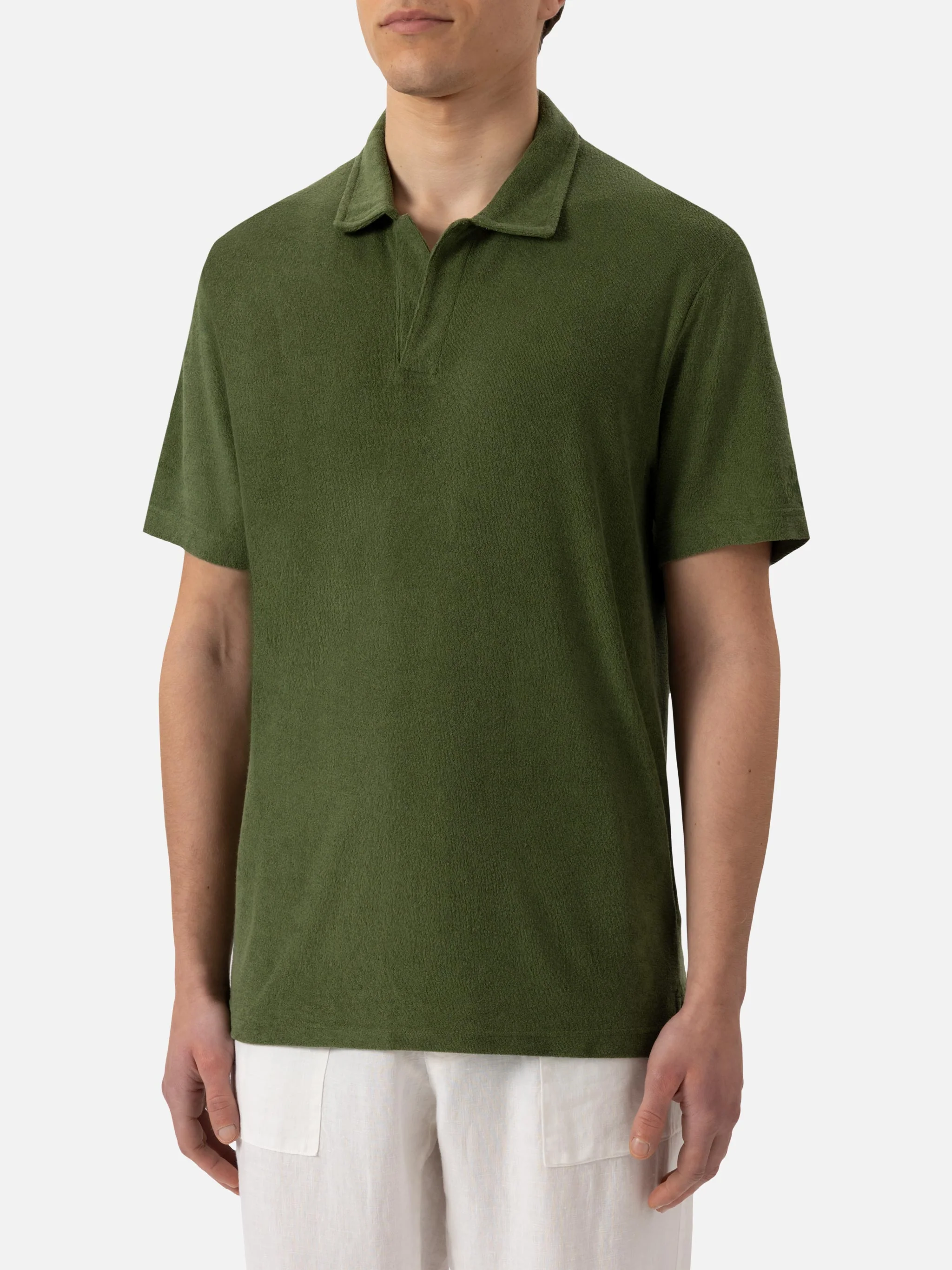 Jeremy Polo in een militairgroene badstofjas
