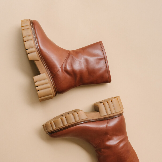 Bottines à semelles crantées  en cuir gras cognac et fourrure camel