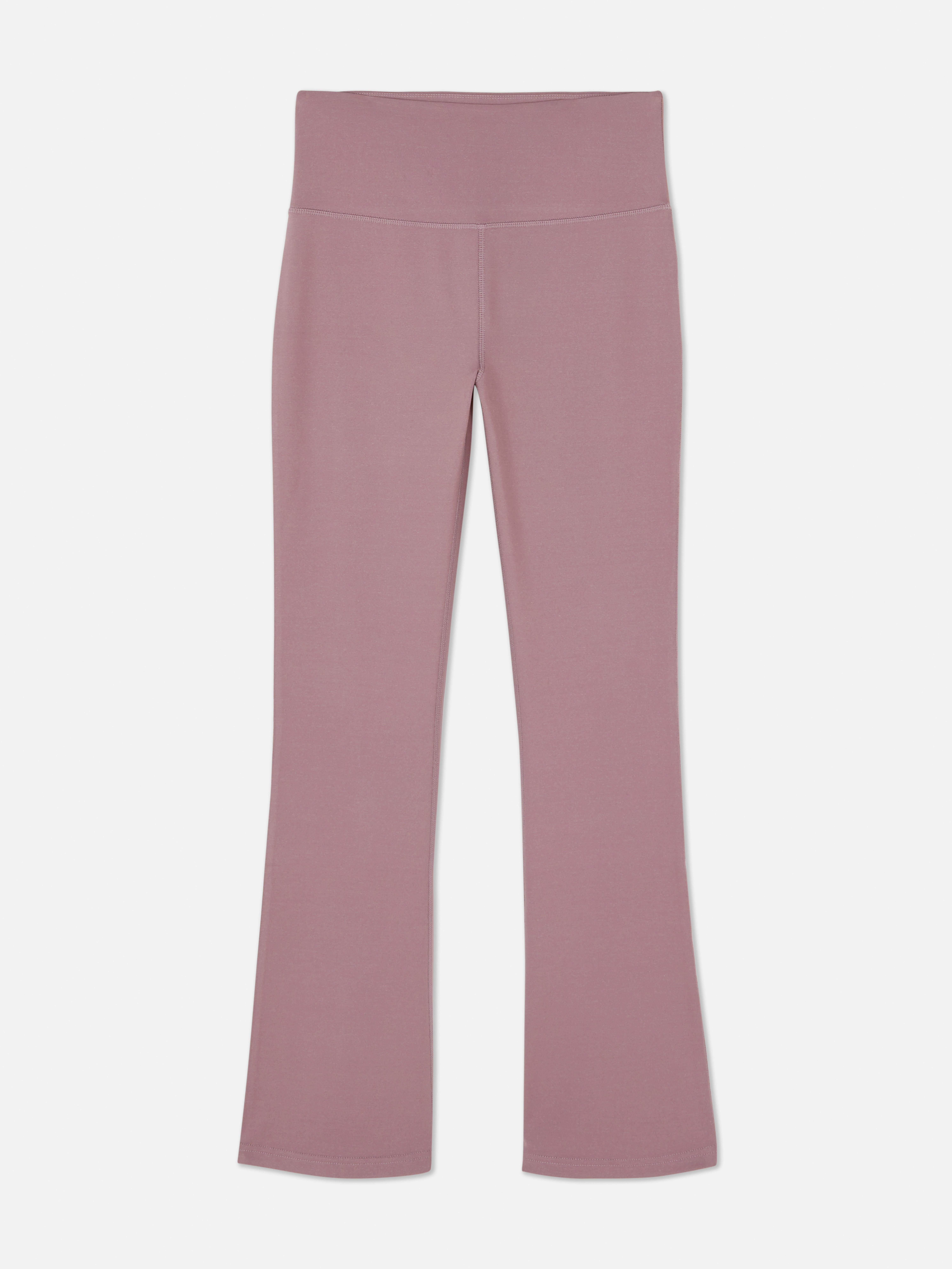 Colanți yoga evazați. Colanți cu talie elastică lată și talie evazată pe picioare pentru un look casual și sportiv.
