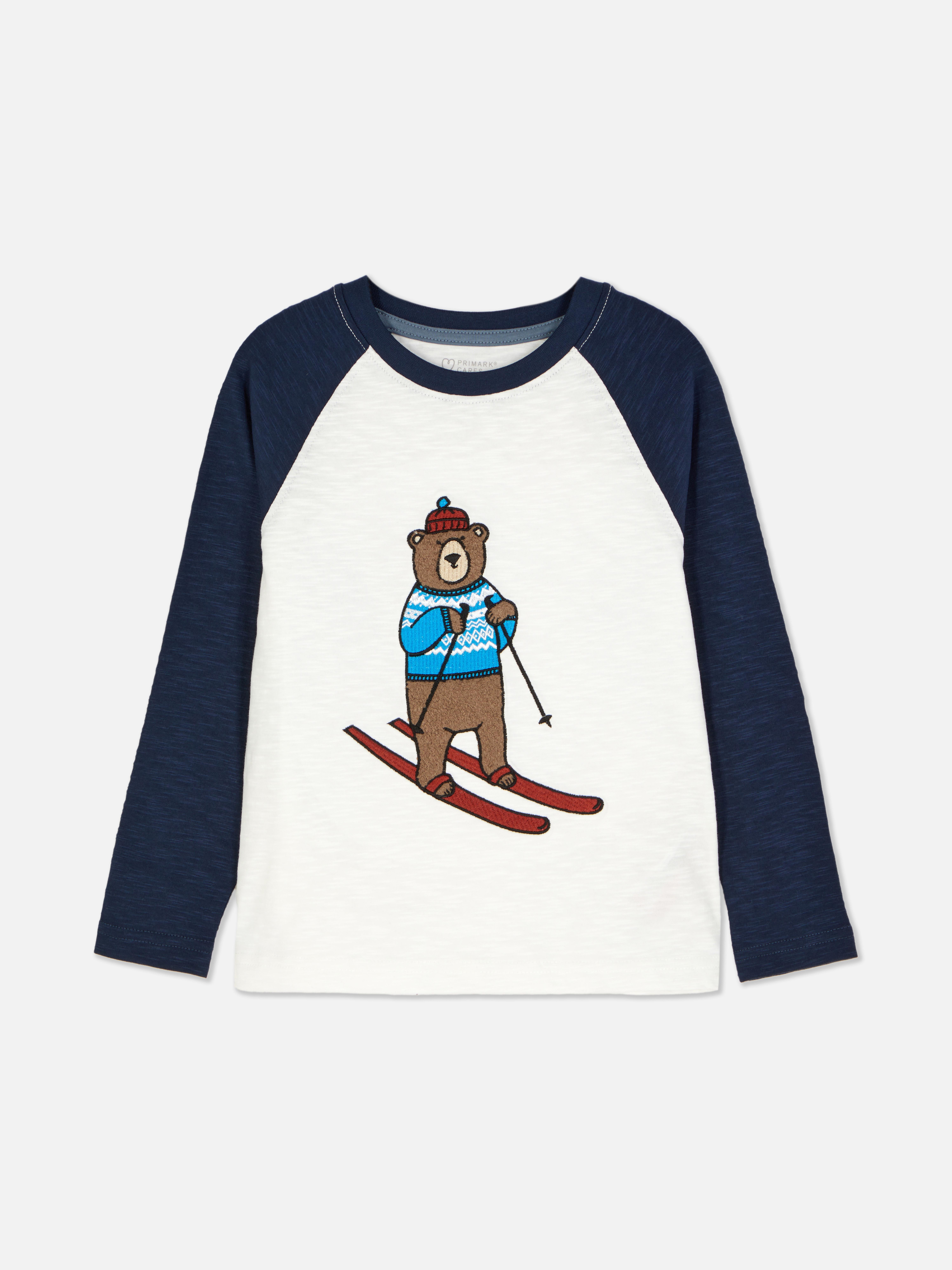 T-Shirt mit Raglanärmeln und Skibär-Motiv. Ein T-Shirt mit Bärenmotiv und langen Ärmeln mit Raglaneinsatz.