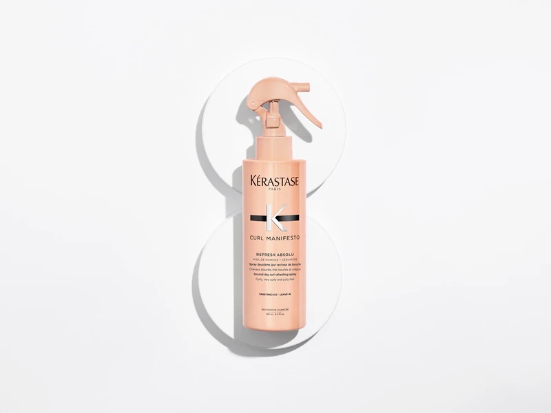 Spray refrescante Kérastase Curl Manifesto Refresh Absolu para cabelos cacheados e ondulados.