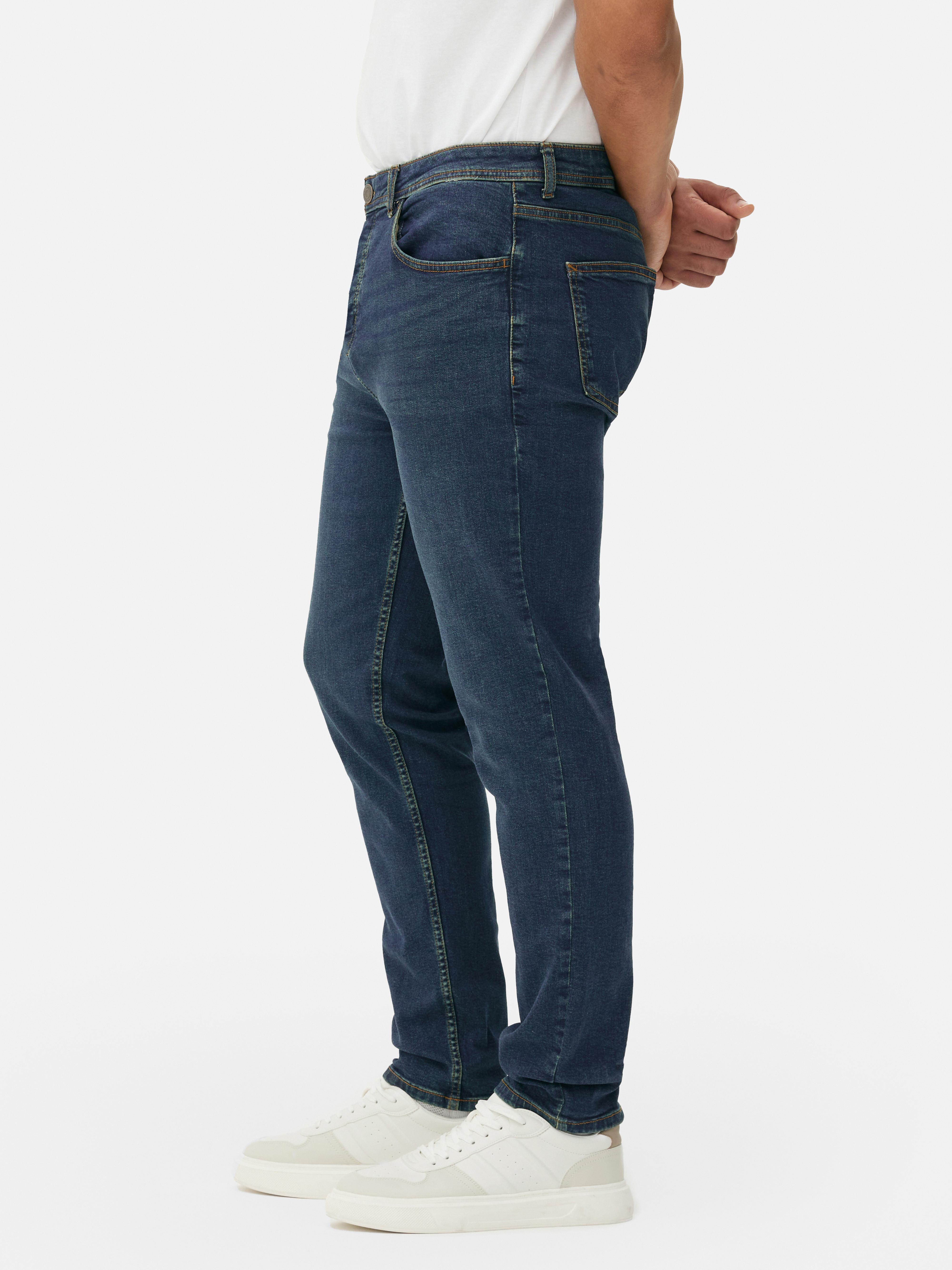 Blugi elastici, slim fit. Blugi mulați cu închidere cu nasturi, cinci buzunare și găici pentru curea.
