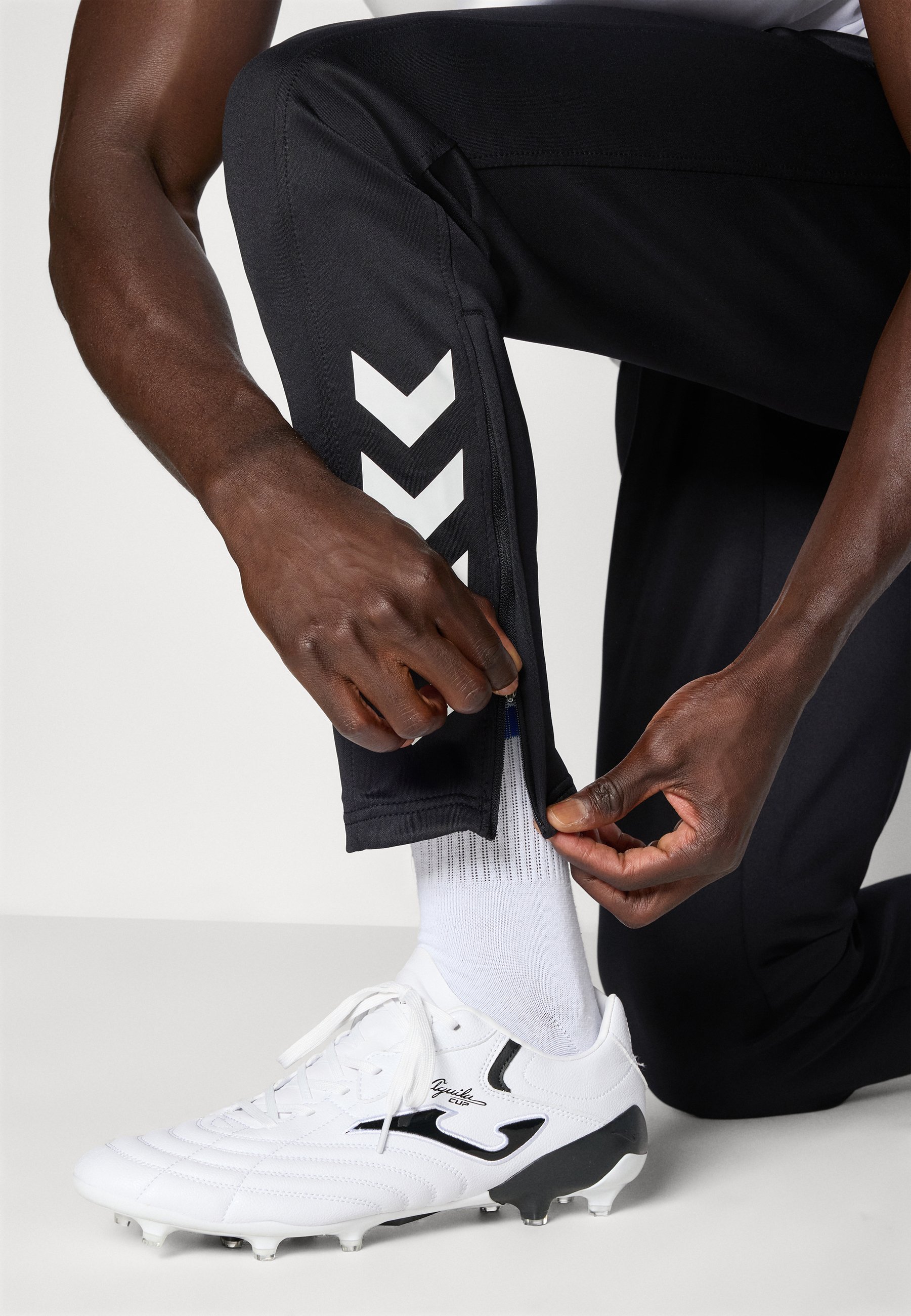 Hummel HMLCORE PANTS - Trainingsbroek - zwart