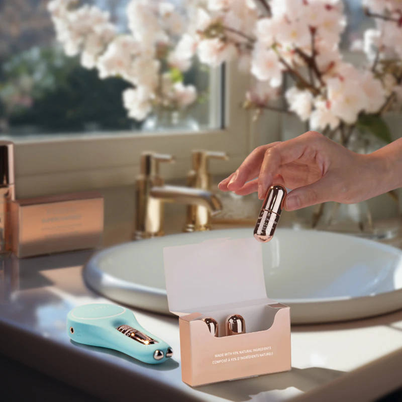 FOREO SUPERCHARGED Eye & Lip Contour Booster is een geleidend serum dat de oog- en lipcontouren versterkt.
