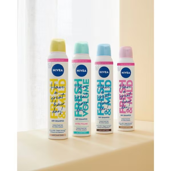 NIVEA Fresh Revive 3-у-1 суви шампон за тамноплаву косу<br>200ml