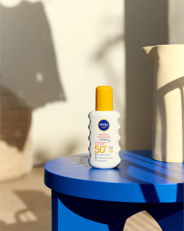 NIVEA SUN Protect & Sensitive ochranný sprej na opaľovanie SPF 50+
