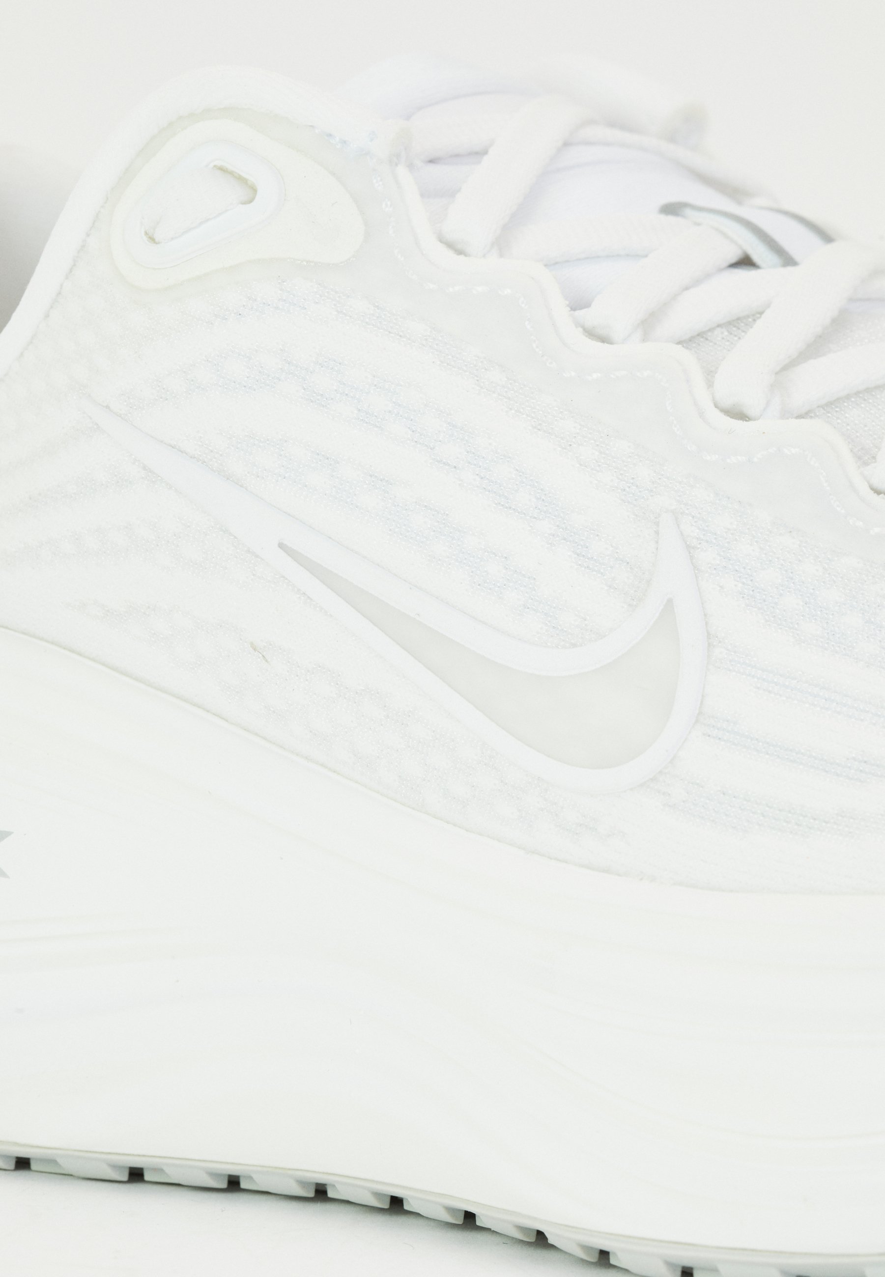 Nike Performance VOMERO PLUS - Hardloopschoenen voor op de weg - wit/summit white/photon dust/metallic silver