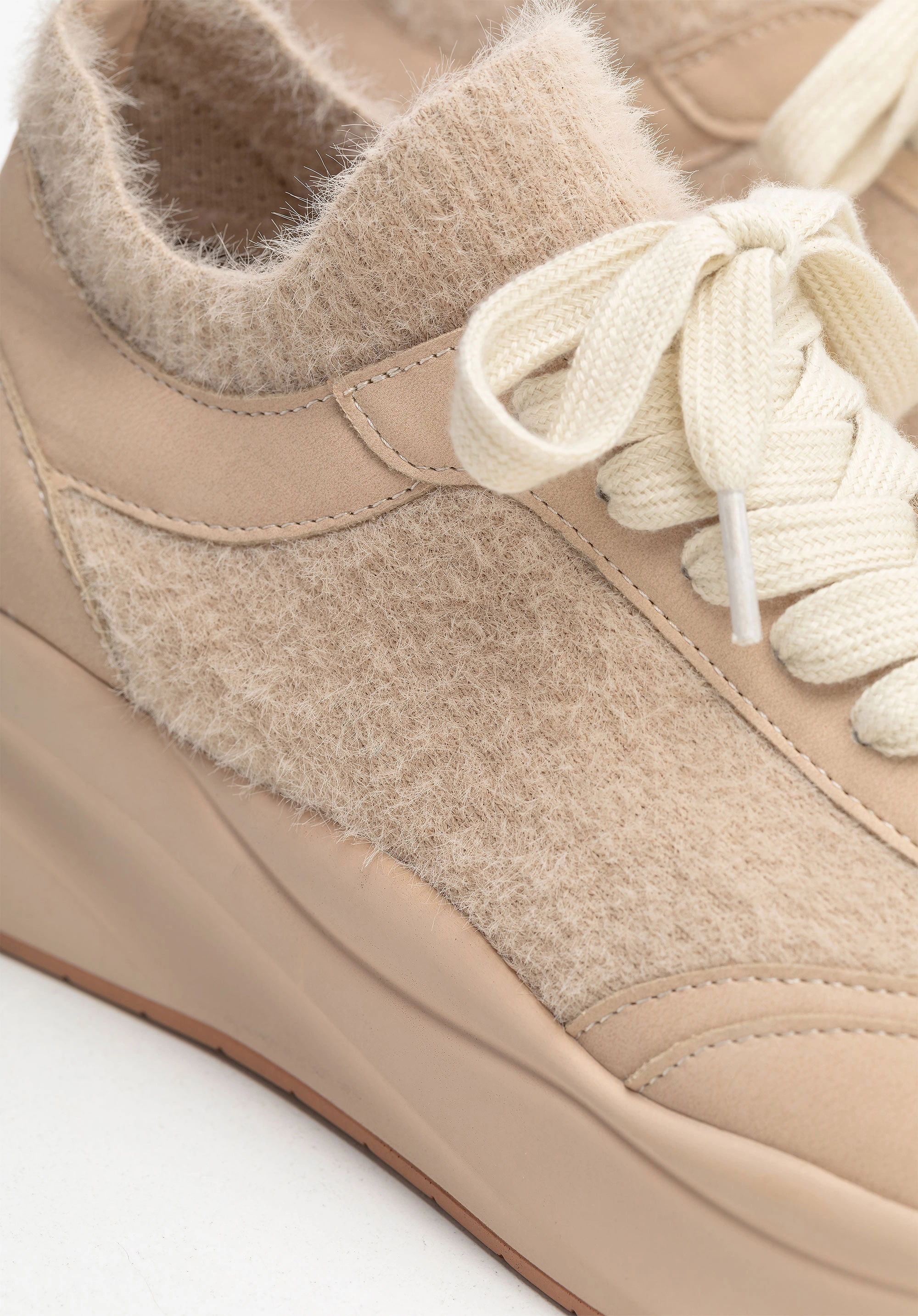 Damskie sneakersy z ekoskóry i sztucznego futerka beżowe