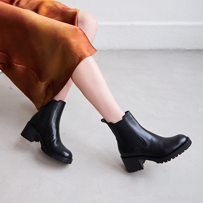 Bottines à semelles crantées  en cuir grainé noir