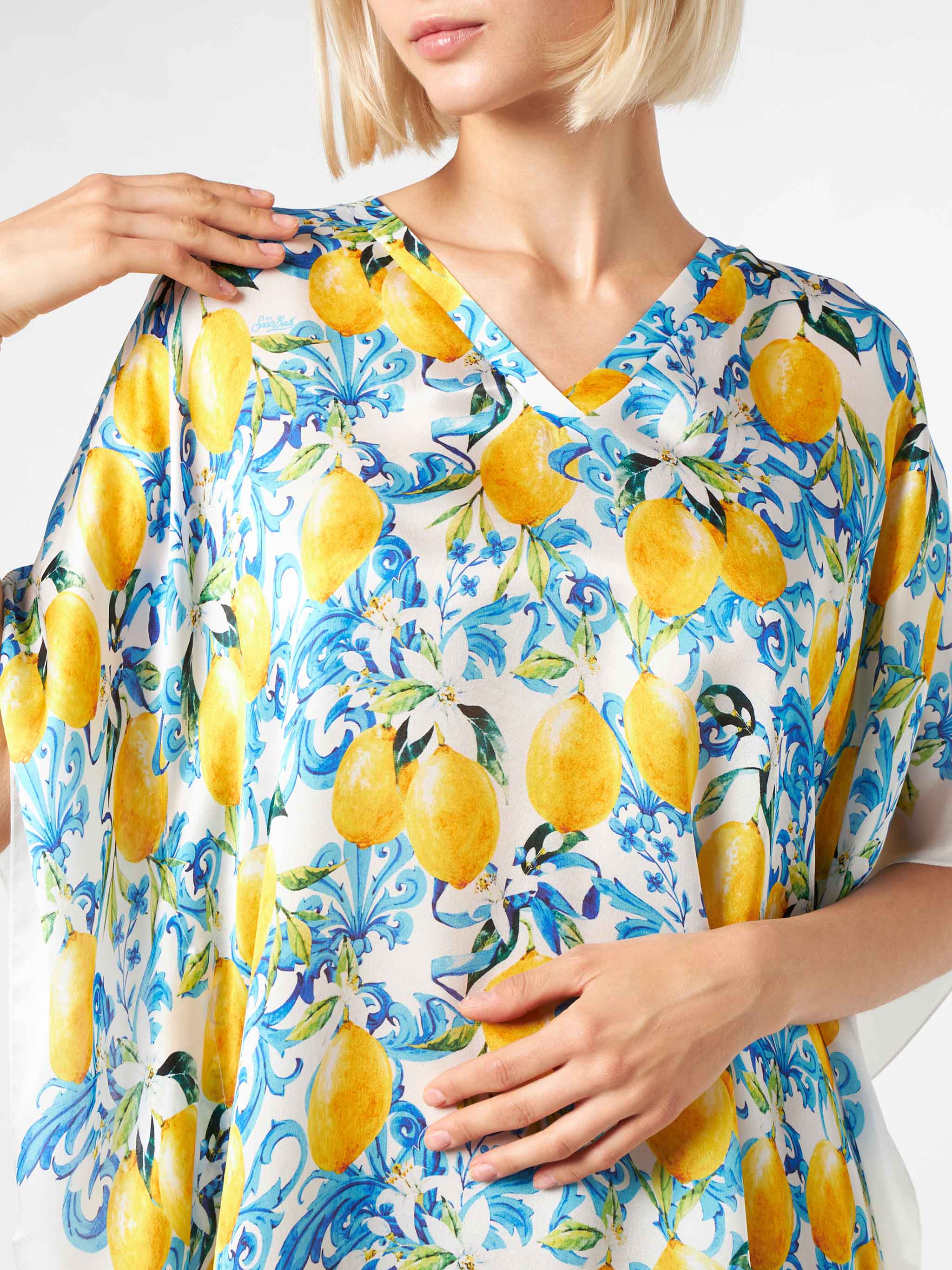 Zijden kaftan met citroen- en majolica-print.