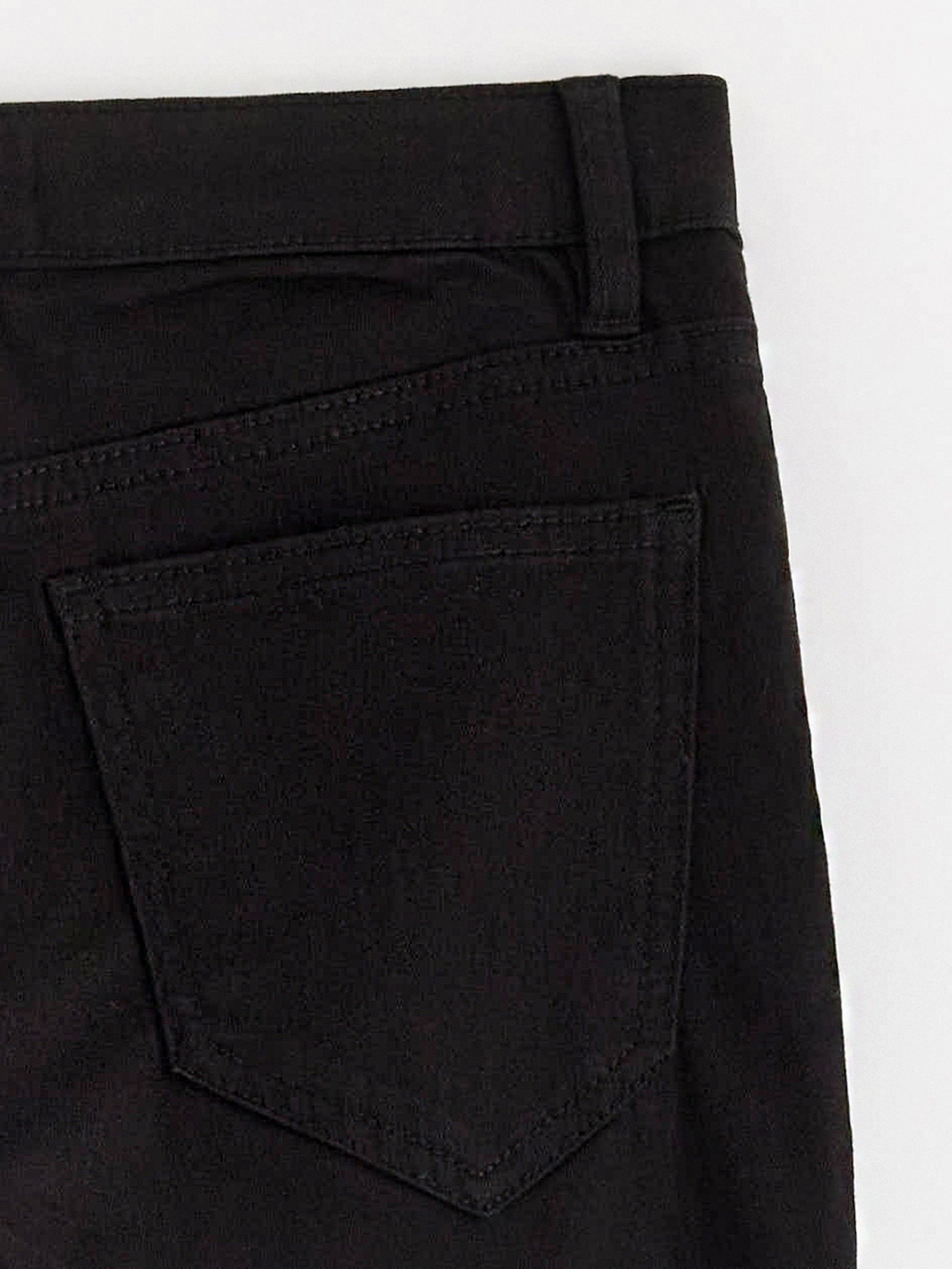 Pantalones vaqueros acampanados FREJA, súper elásticos, cintura normal, color negro.