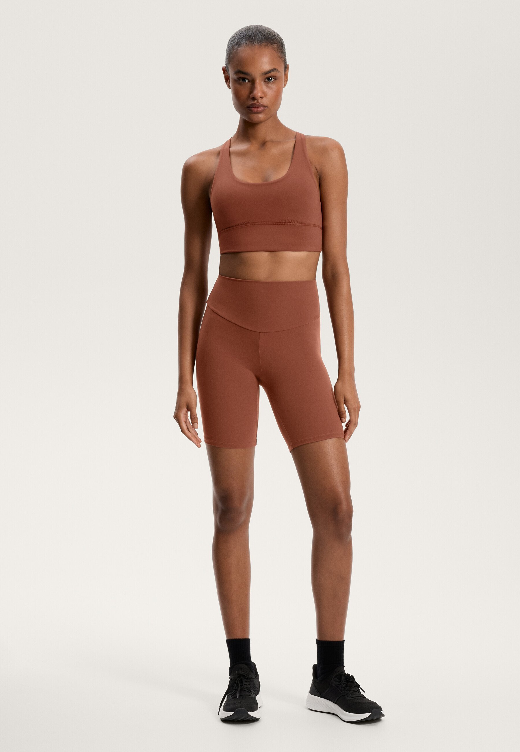 Short de sport OYSHO COMFORTLUX taille haute 20 cm - rouge foncé