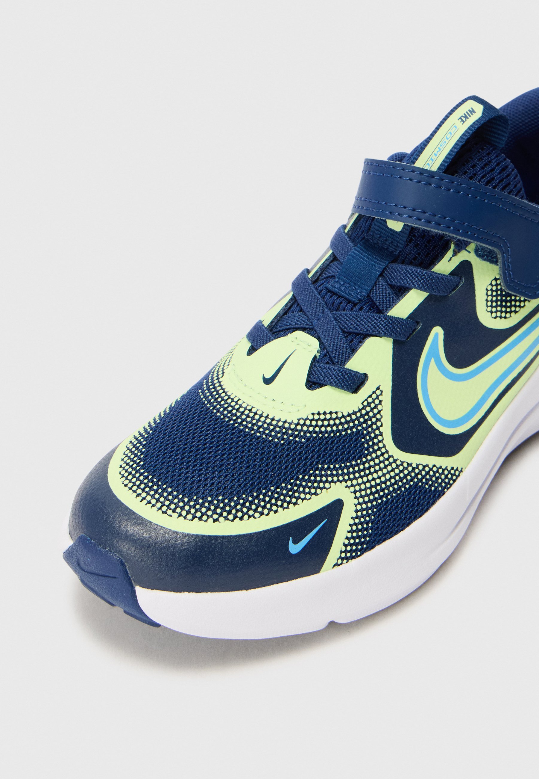 Nike Performance COSMIC RUNNER UNISEX - Běžecké boty na silnici - black/white/white