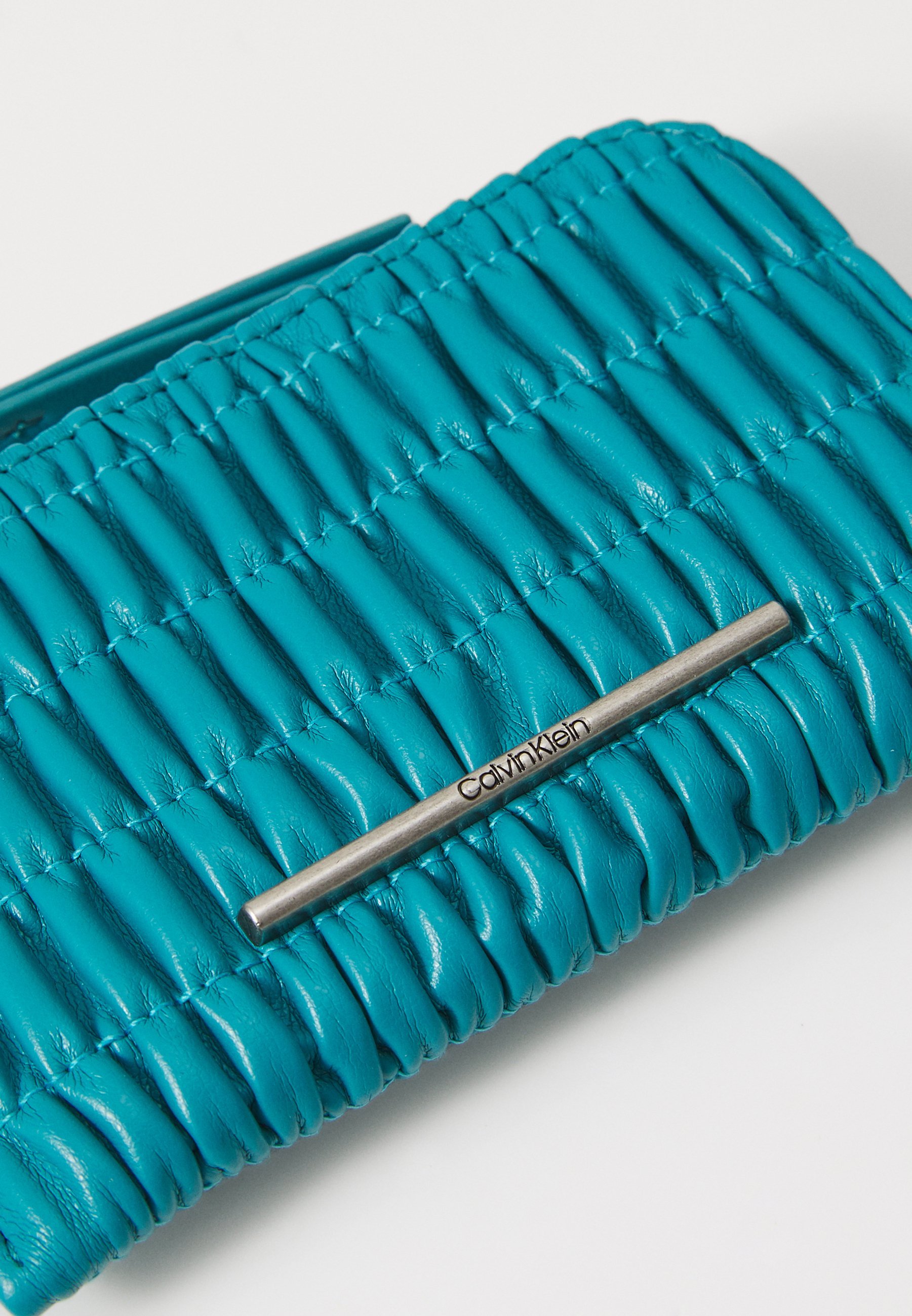 Portefeuille Calvin Klein Jeans froncé à fermeture éclair moyenne - bleu sarcelle