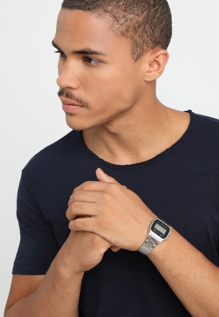 Casio digitalna ura - srebrne barve