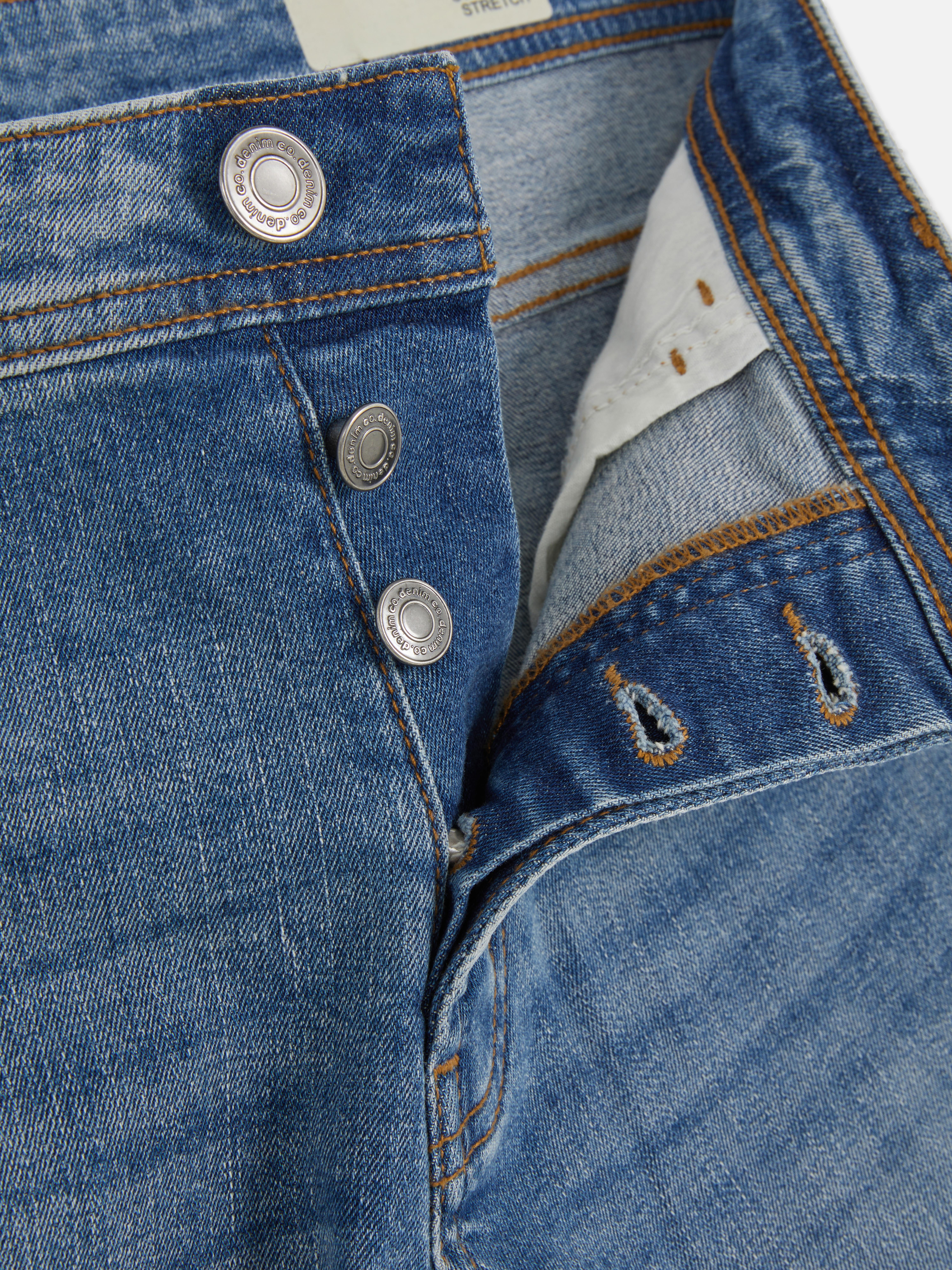 Gerade geschnittene Stretch-Jeans mit verdecktem Reißverschluss und fünf Taschen.