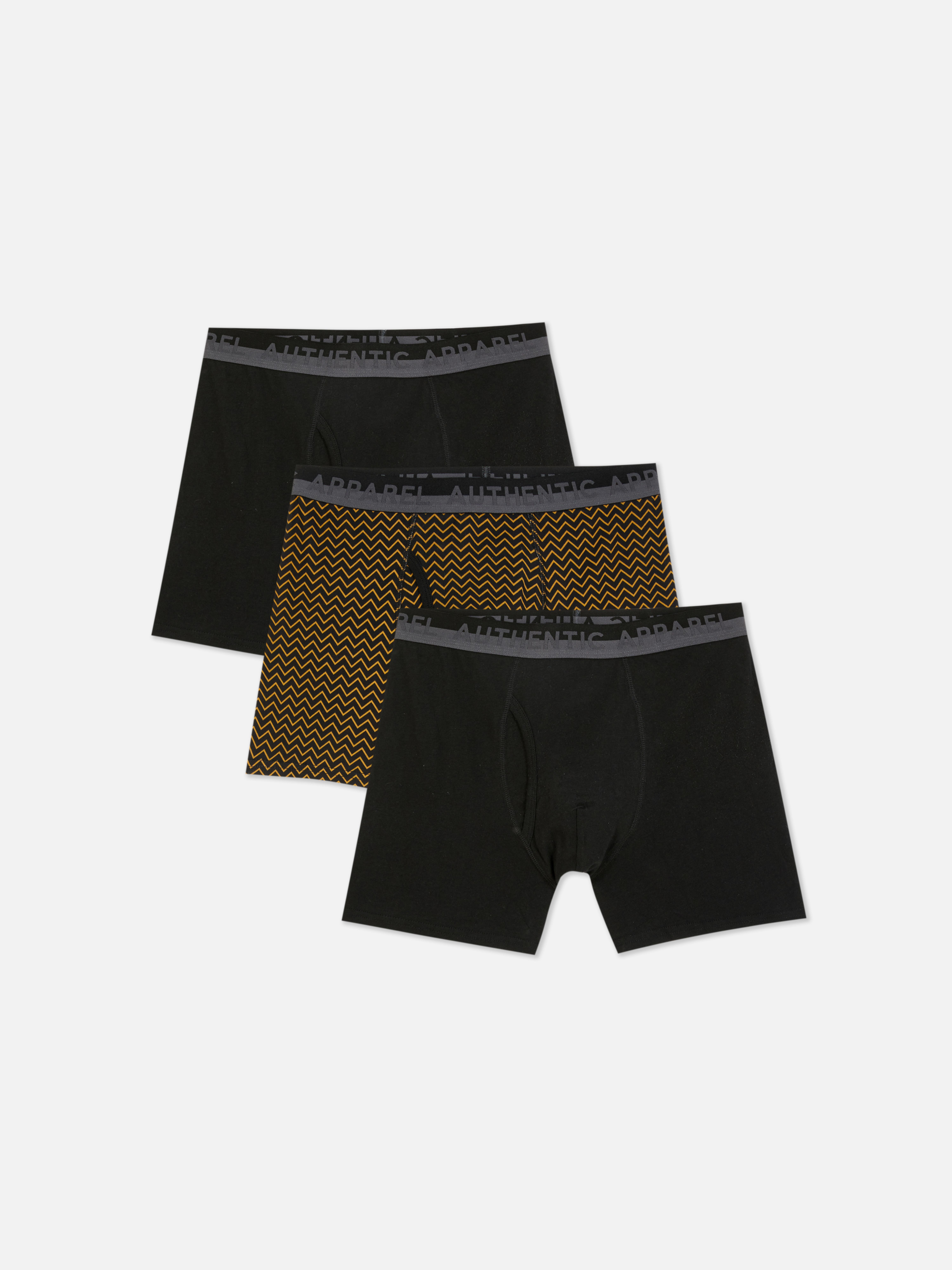 Modische Boxershorts, 3er-Set. Set aus Baumwoll-Boxershorts: zwei einfarbige und eine mit geometrischem Muster.