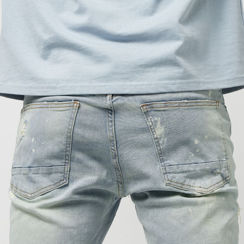 Jeans con efecto lavado a la luz, rasgados y reparados.