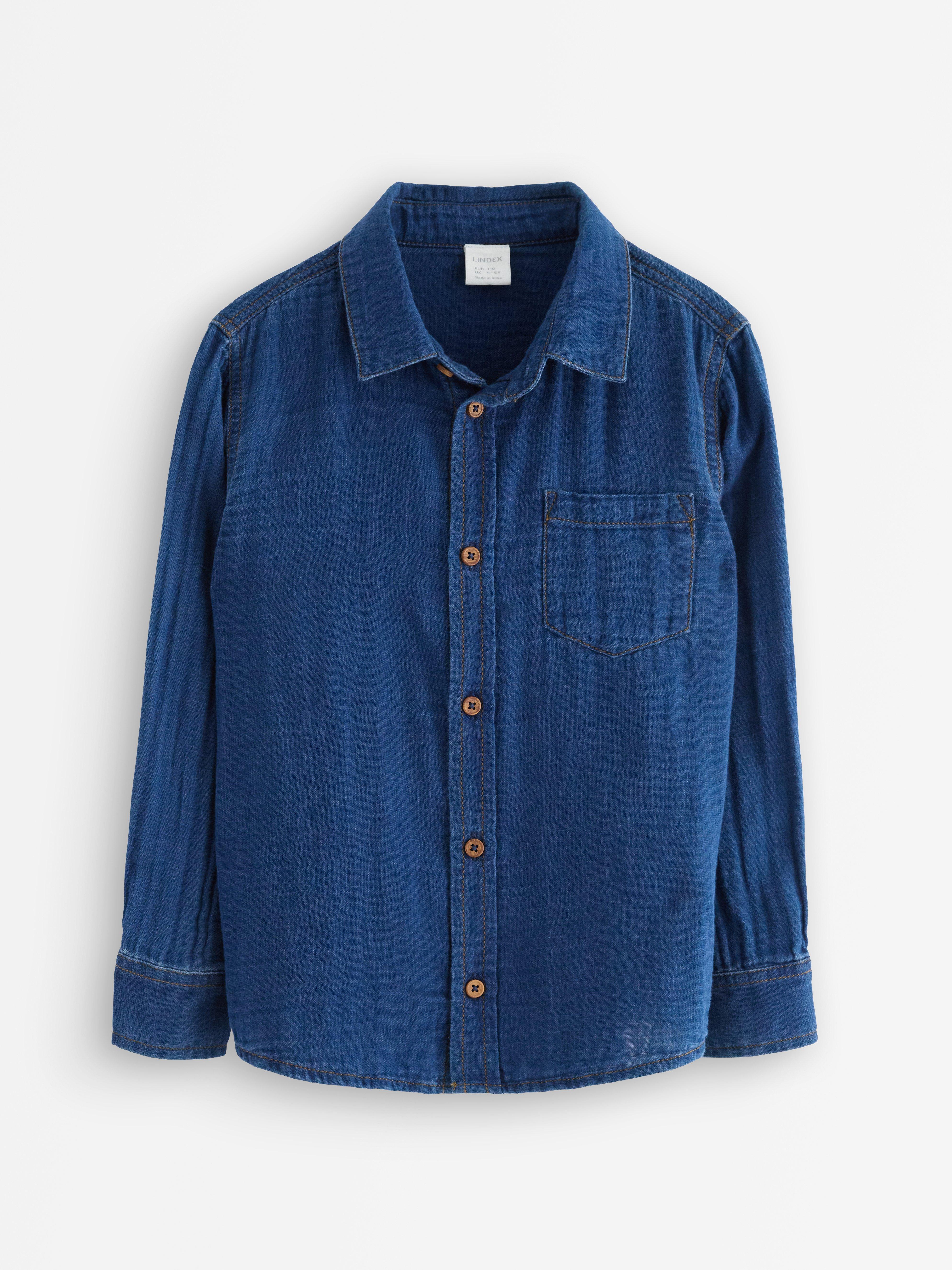 Camisa com efeito jeans, tamanho médio.