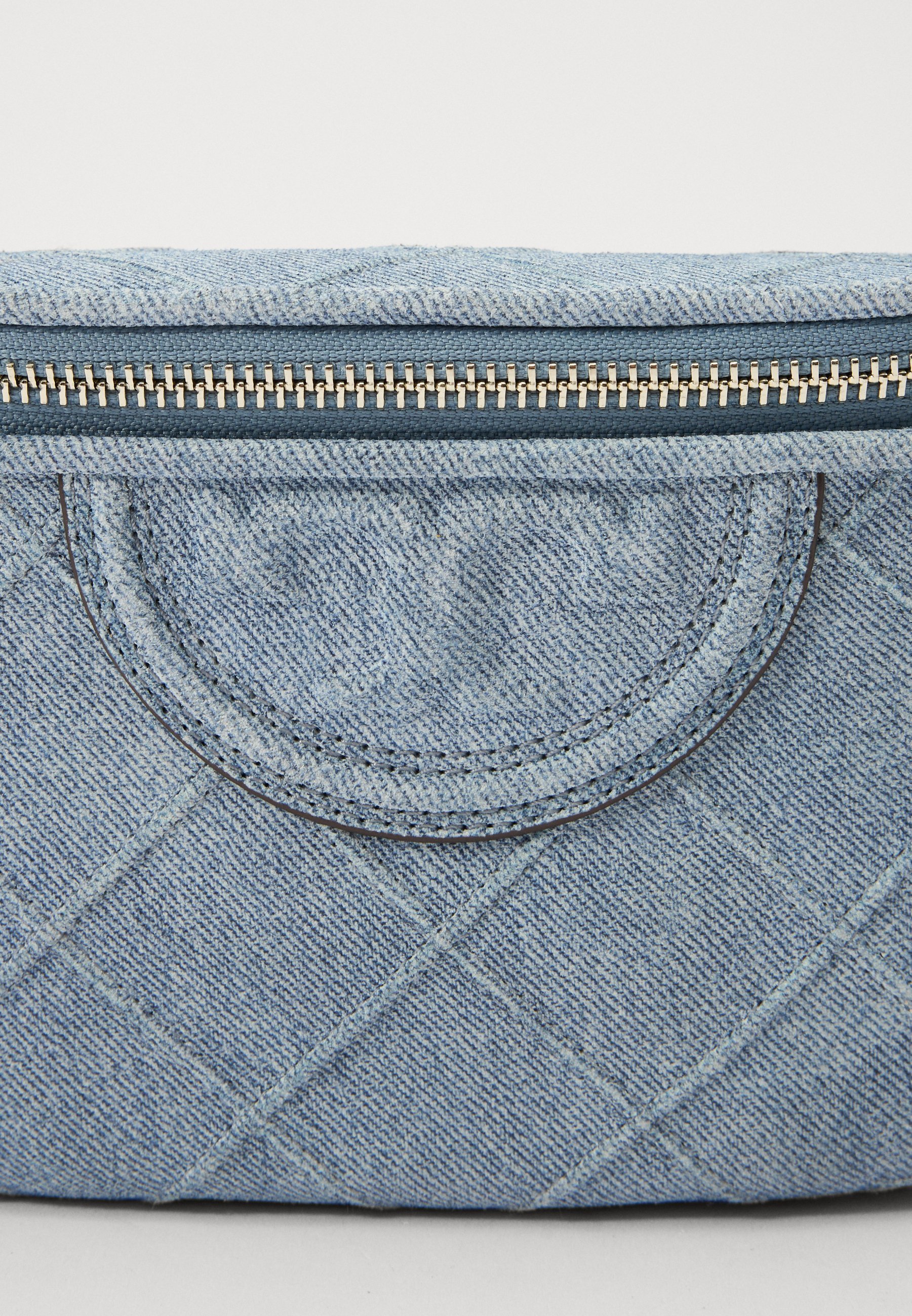 Tory Burch FLEMING BELT BAG - Kabelka cez telo - svetlomodrá