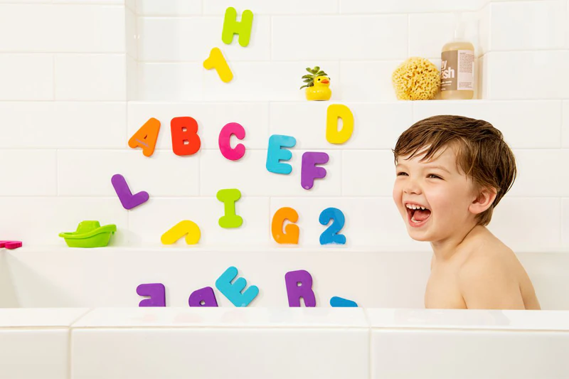 Brinquedo aquático Munchkin para banho que ensina letras e números