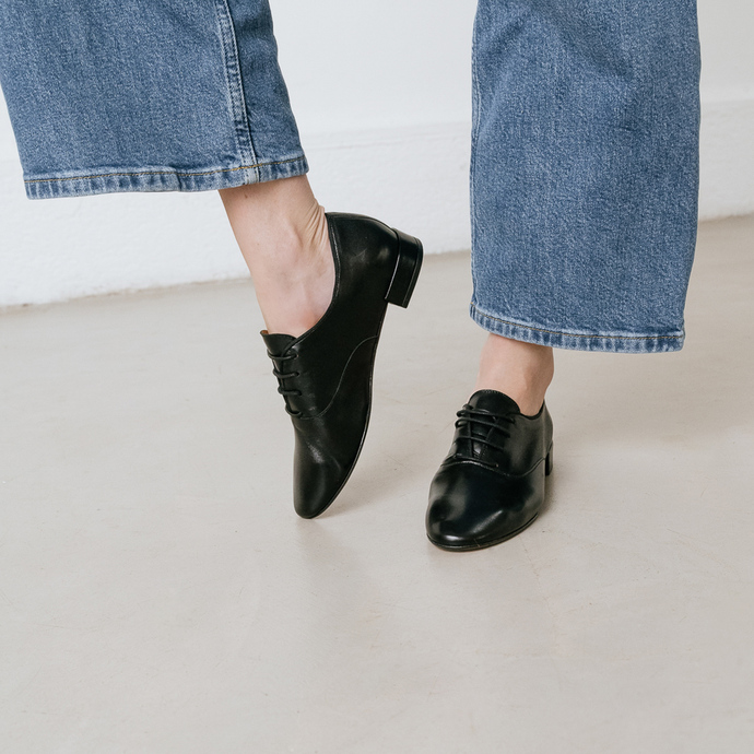 Derbies à talons plats  en cuir noir