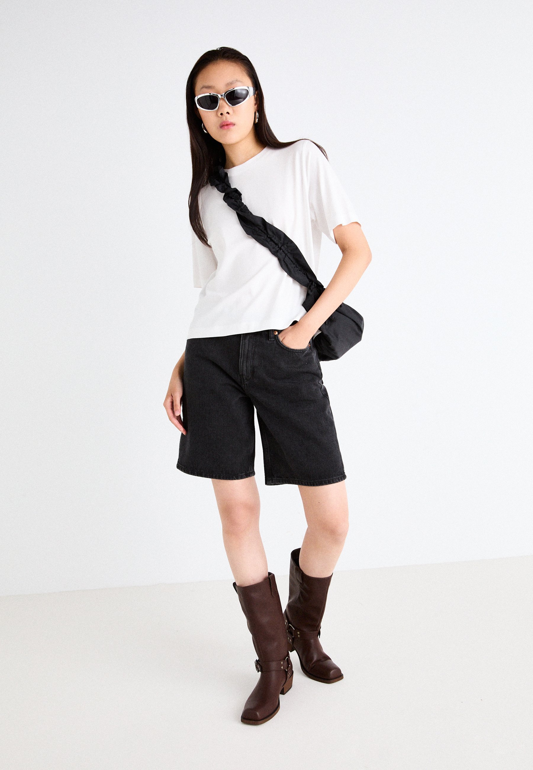 Weekday MONTEREY LOW RISE - Denim shorts - getint zwart