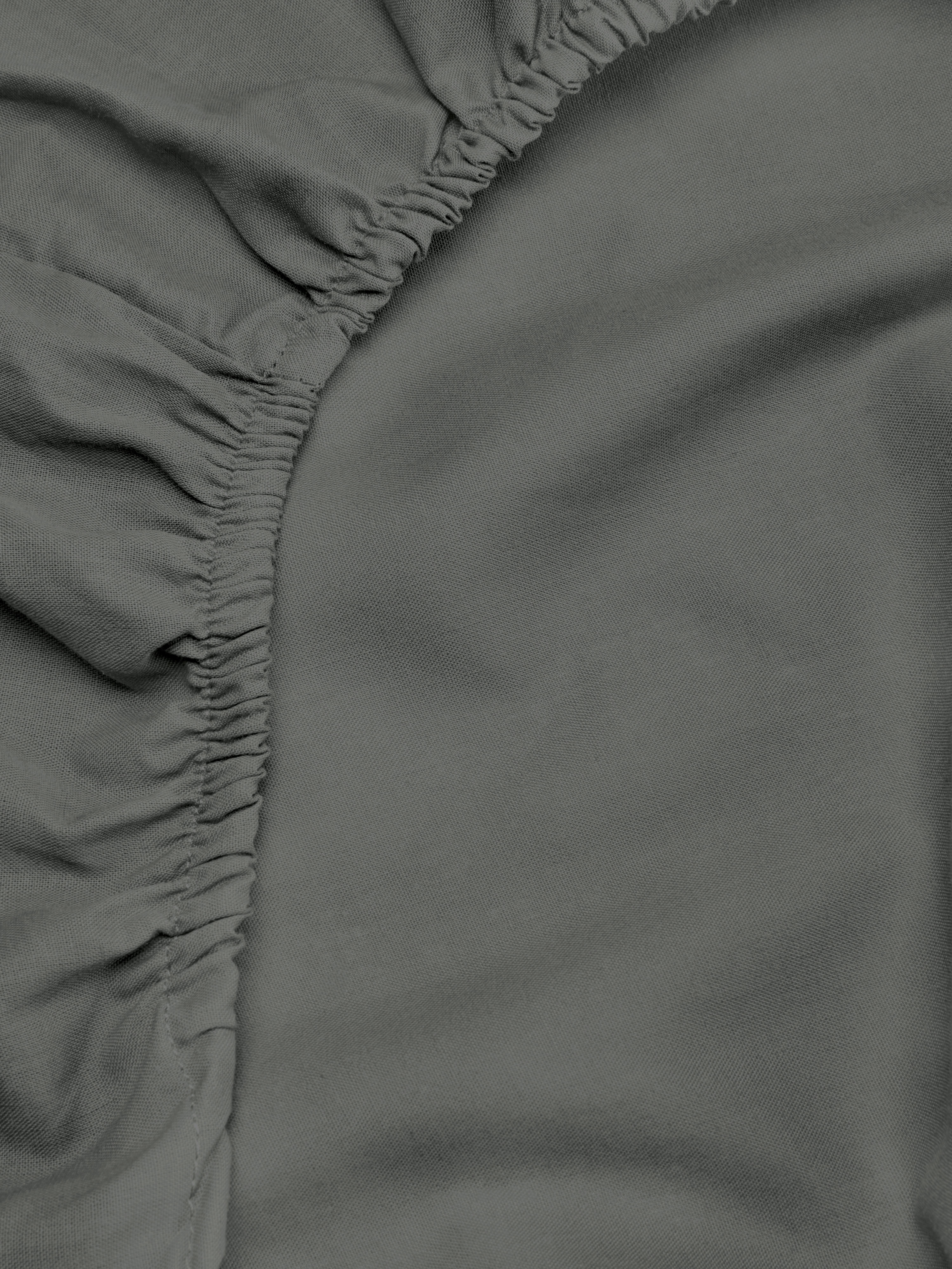Cearșaf cu elastic din satin, dimensiune king-size. Acest cearșaf cu elastic din satin moale vă menține cald și confortabil toată noaptea.