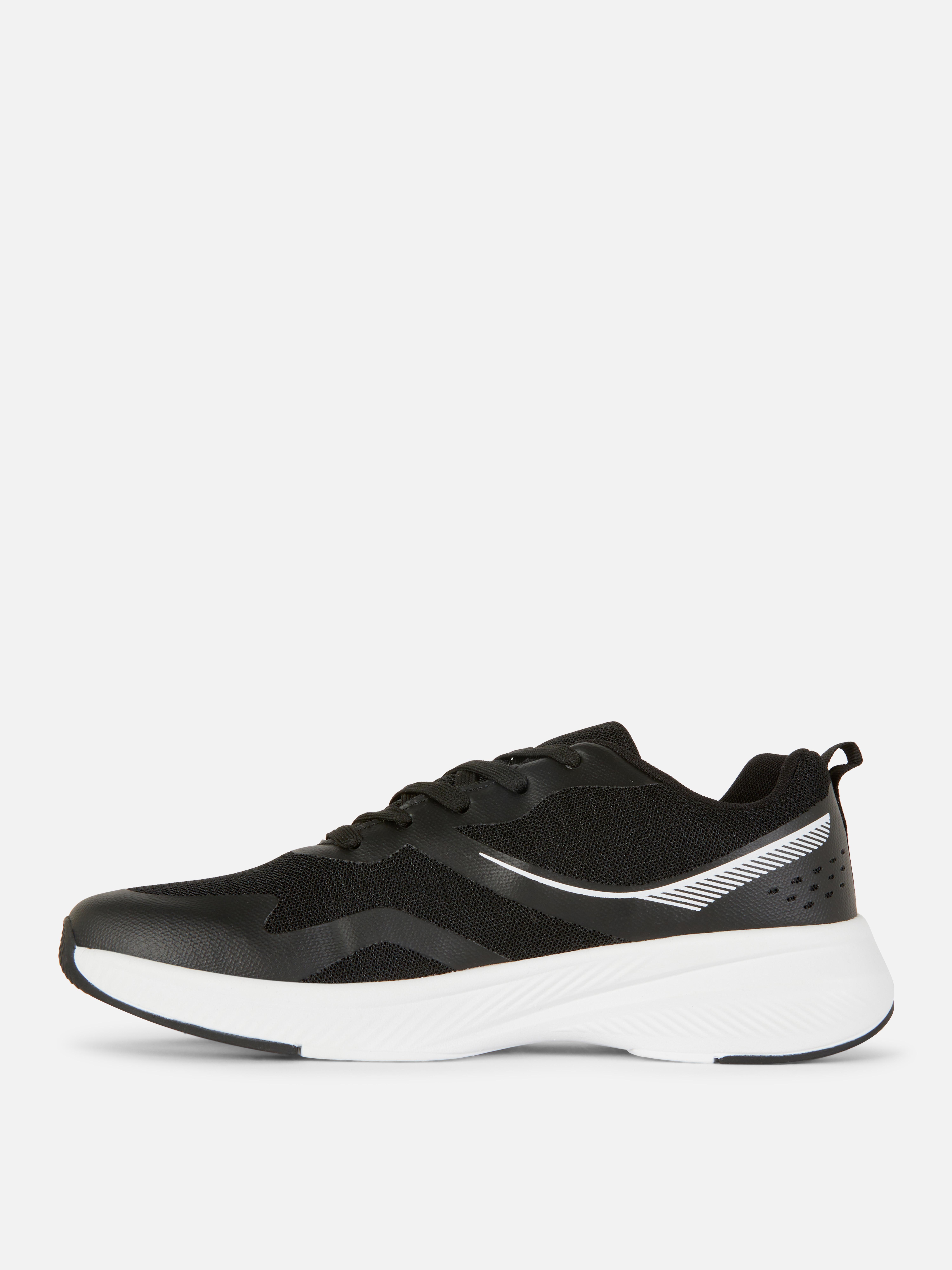 Sportliche Sneaker mit Schnürsenkeln und einer stromlinienförmigen Silhouette