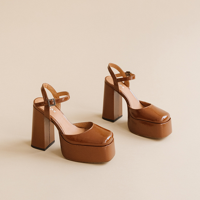 Babies à plateformes et brides  en vernis plissé cognac
