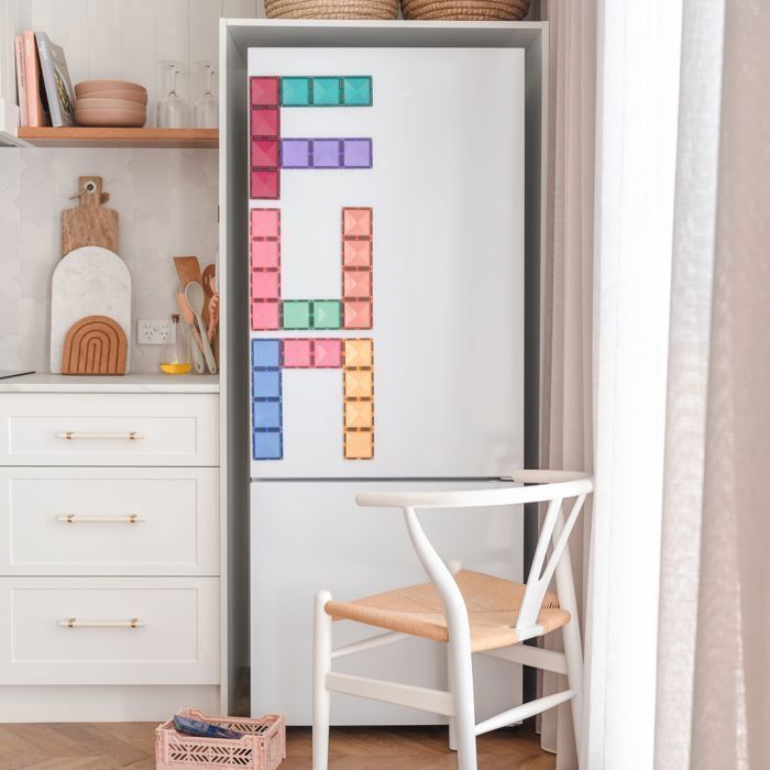 Conjunto de 24 peças retangulares de blocos magnéticos para construção CONNETIX em tons pastel.