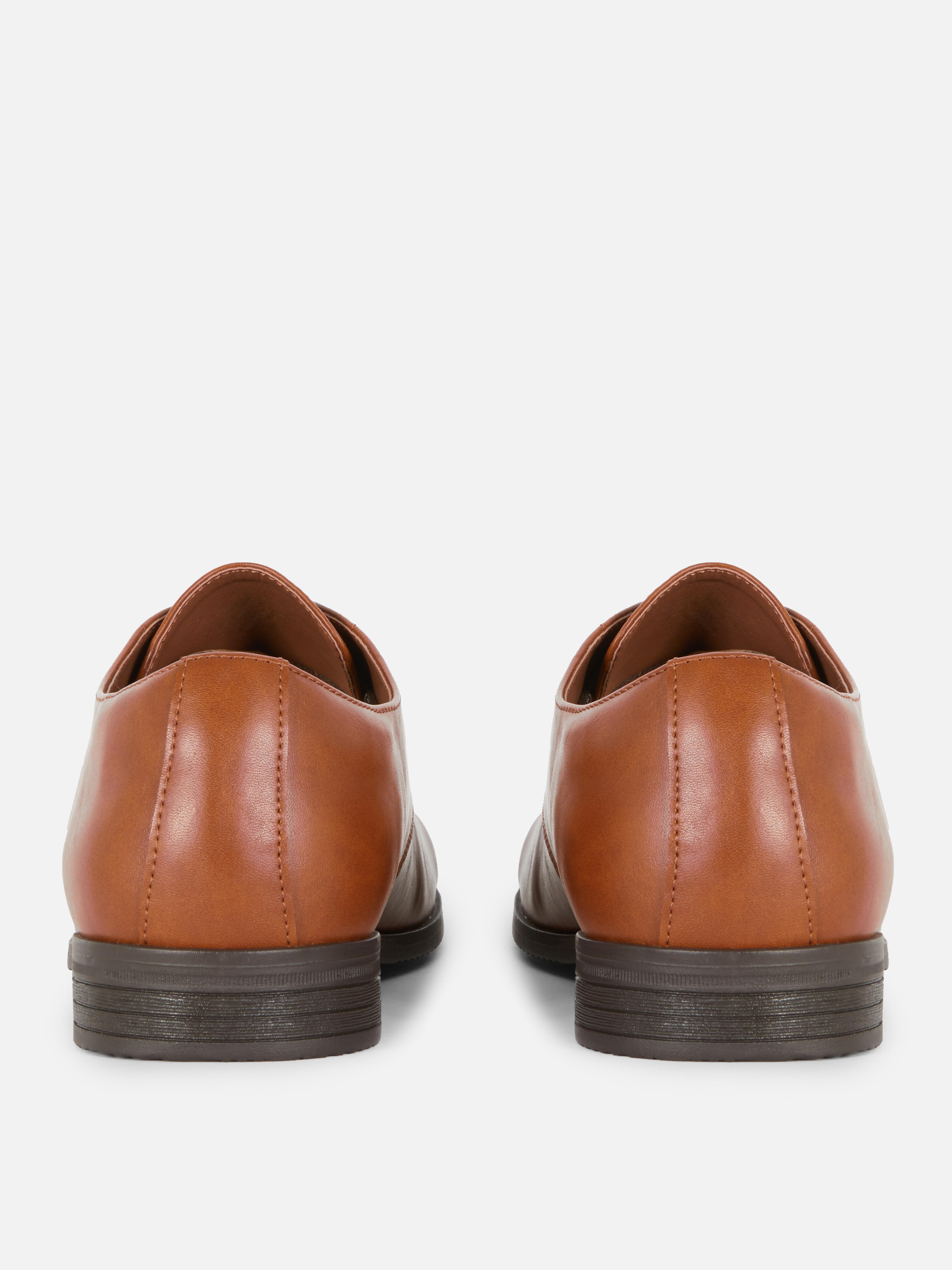 Pantofi eleganți cu șireturi. Fiecare colecție de pantofi are nevoie de o pereche de pantofi șic.