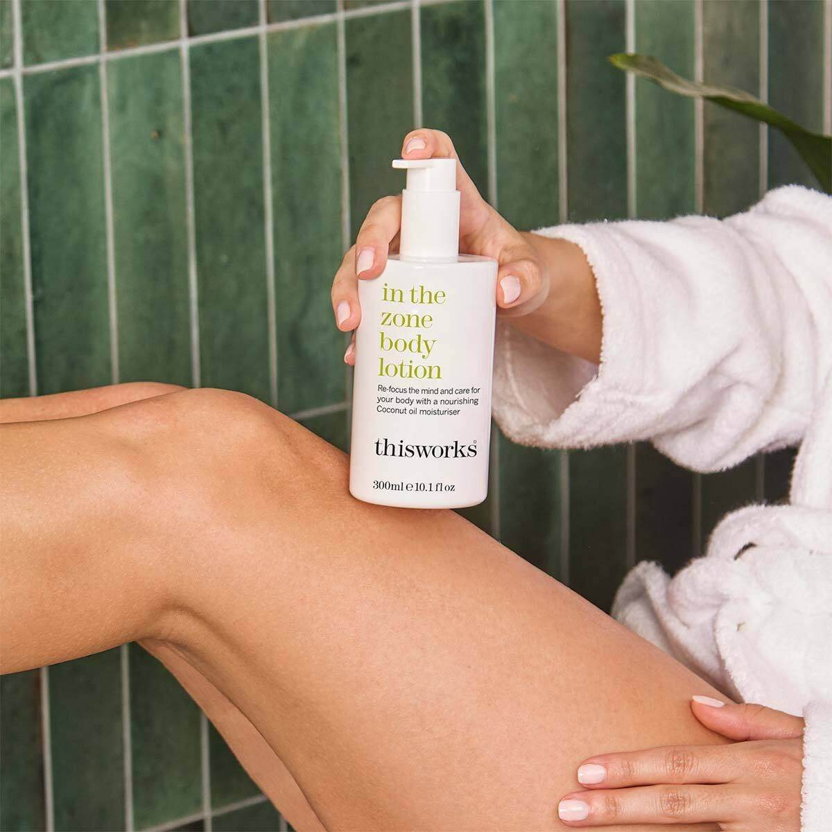 „This Works“ kūno losjonas „In the Zone“ kūno losjonas – 300 ml