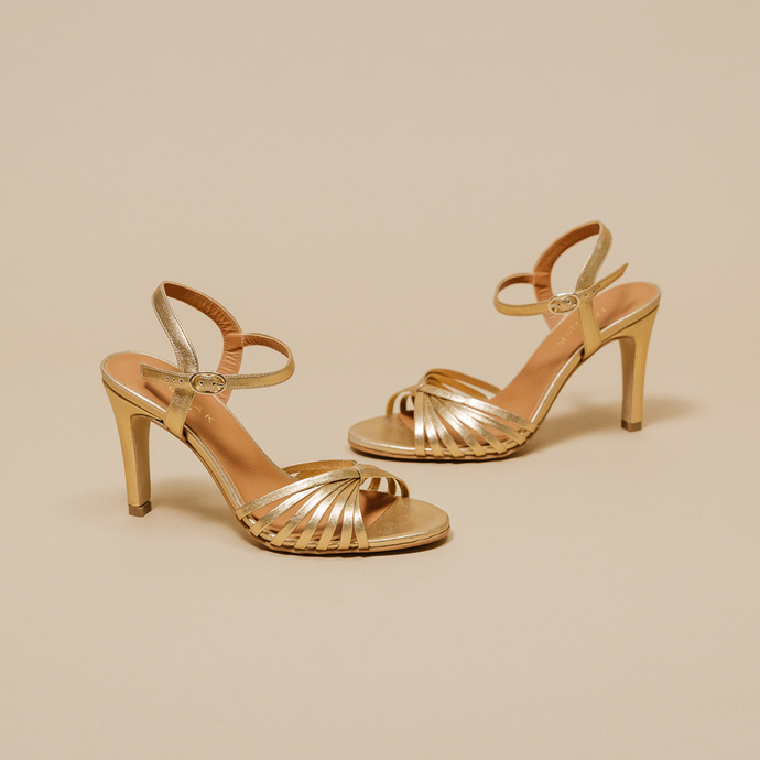 Sandales à brides croisées et bouts ouverts  en cuir métallisé or