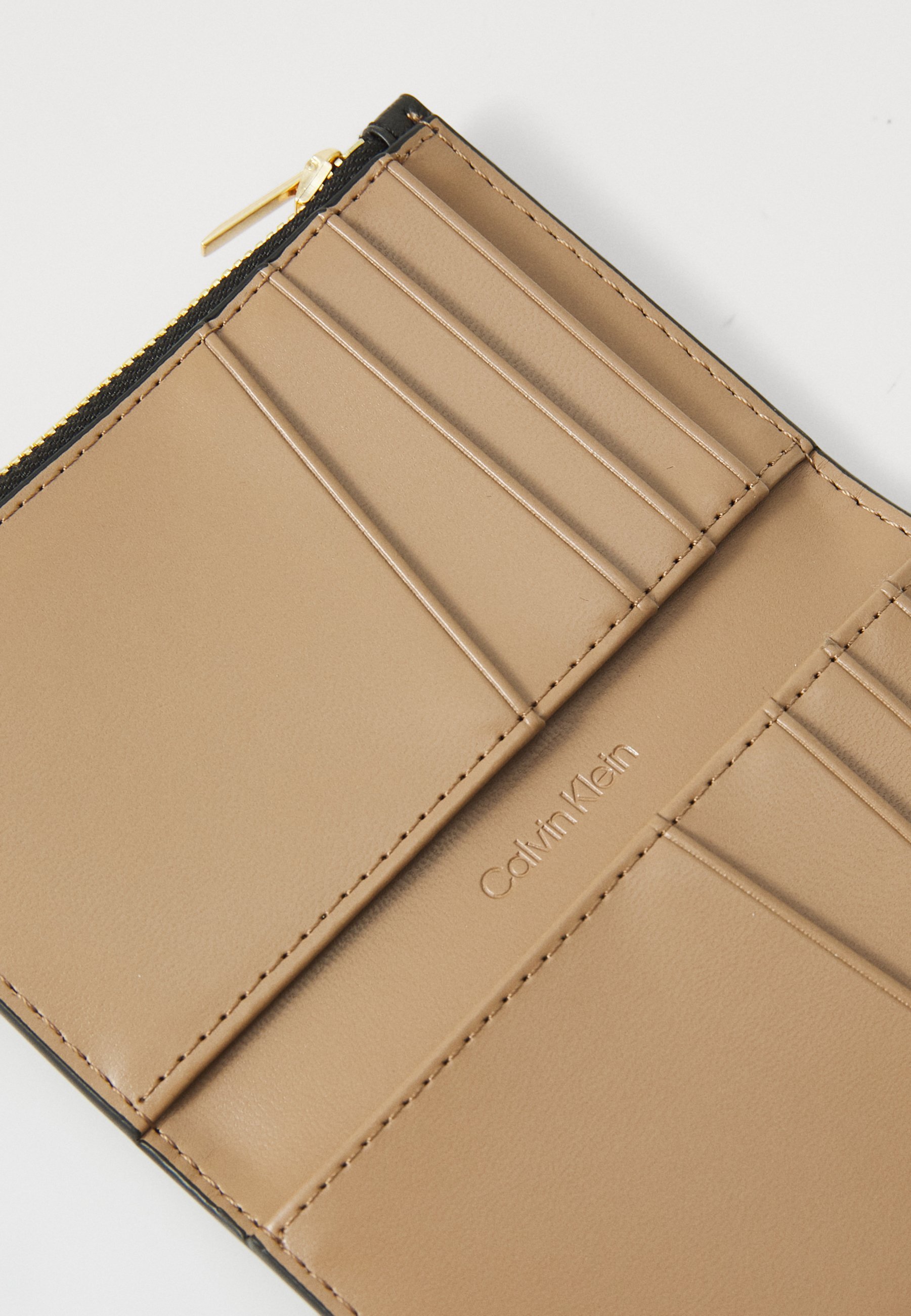 Calvin Klein LOGO TRIFOLD ZIP POCKET - Portfel - czarny/prażony kokos