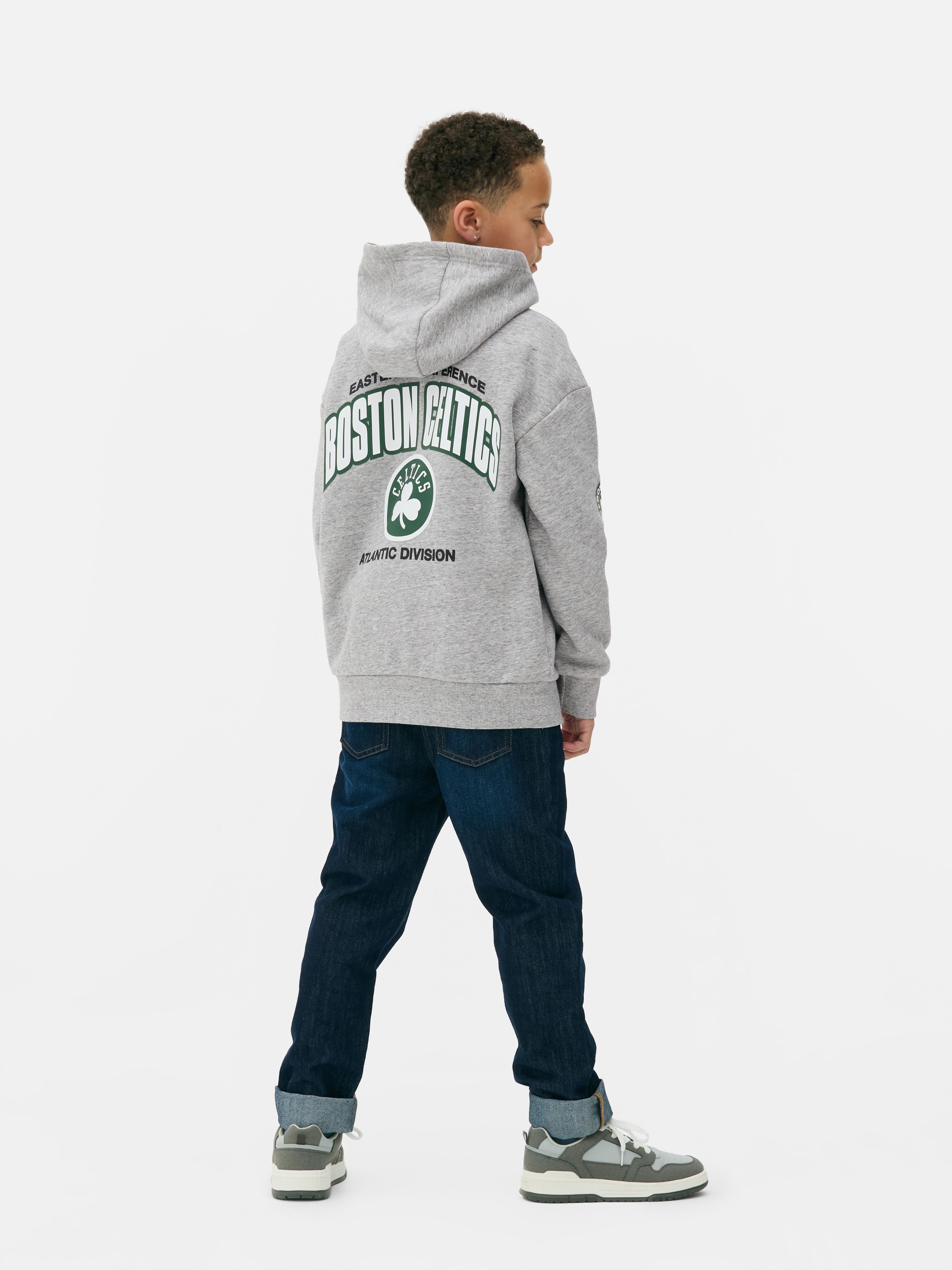 Hanorac cu imprimeu NBA Boston Celtics Hanorac NBA Boston Celtics cu buzunar tip cangur și manșete cu nervuri