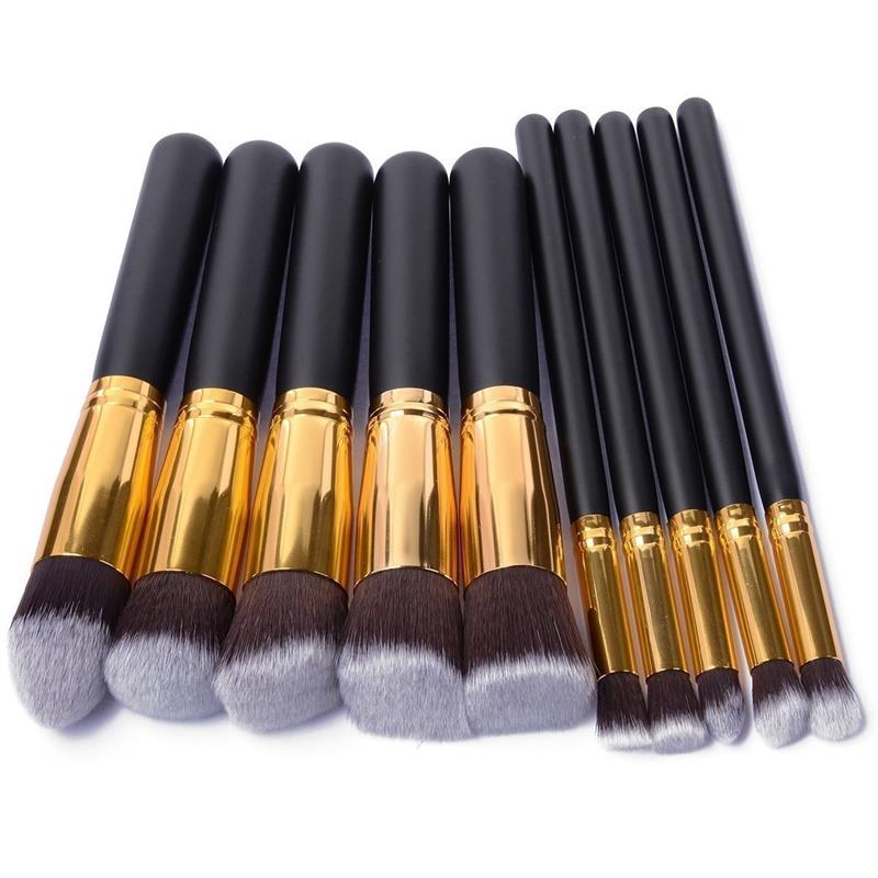 Ensemble de 10 pinceaux de maquillage argentés et dorés pour fond de teint, blush, poudre et fards à paupières.