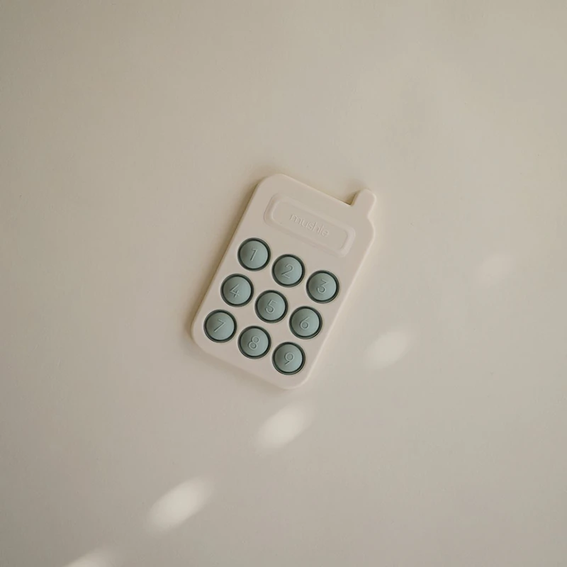 Mushie Pop-It Phone, um brinquedo educativo para crianças.