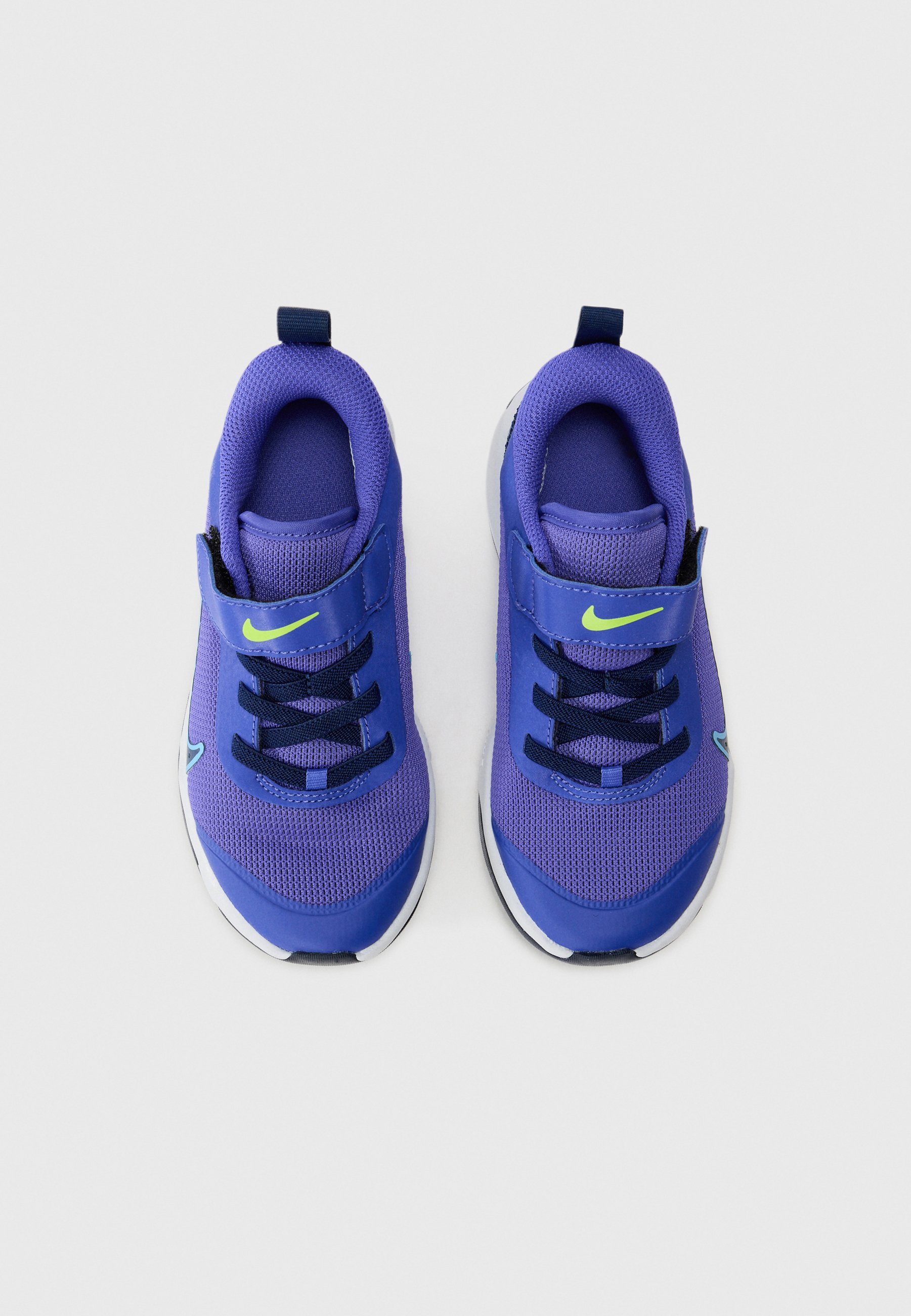 Nike Performance OMNI MULTI COURT UNISEX - Sneakers - persian violet/univ blue/blue void volt