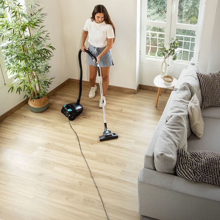 Aspiradora compacta Cecotec Conga Powerbag 2000 con bolsa de 2 litros. 800 W, filtración de alta eficiencia.