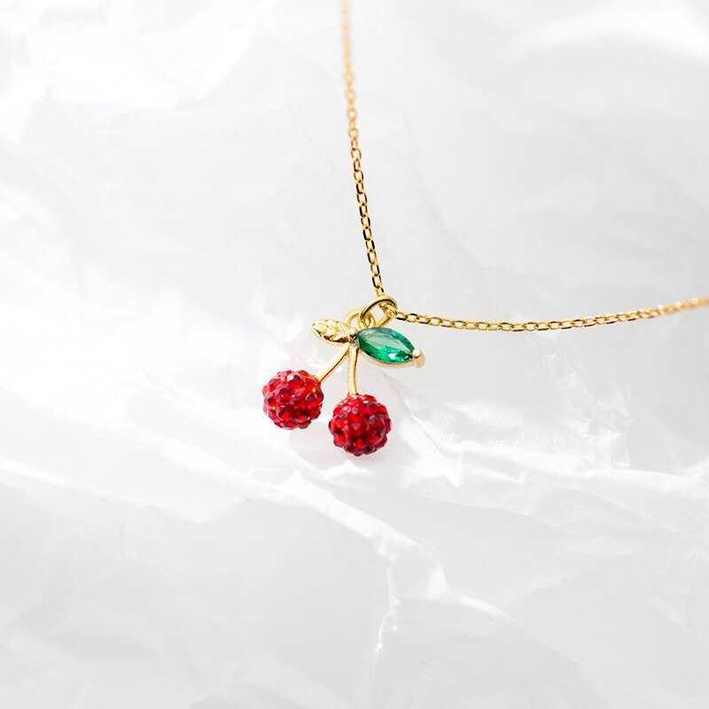 Collier tendance en argent sterling 925 avec pendentif cerise et cristal rouge, style chaîne à maillons. Bijou original et élégant.