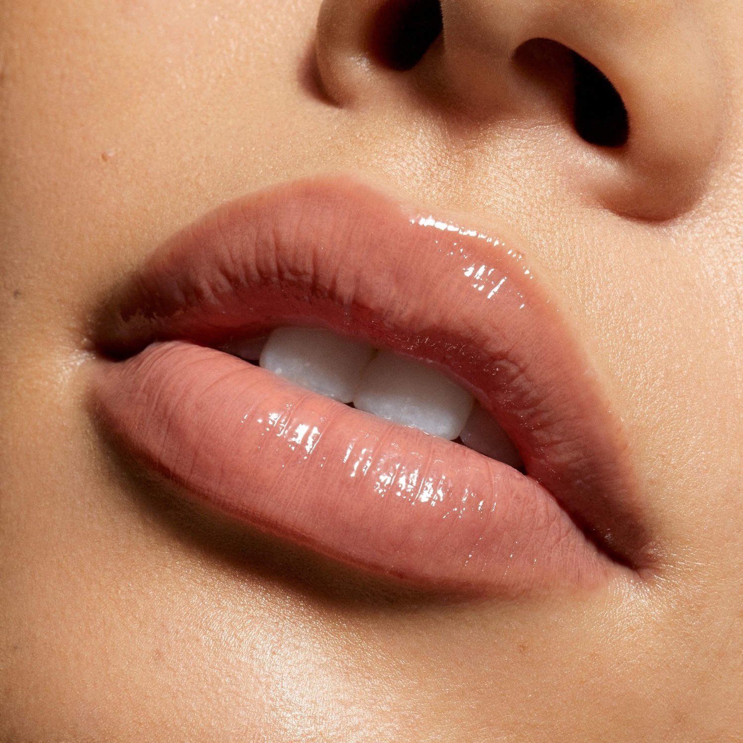 Kylie Cosmetics sjajilo za usne „Supple Kiss Lip Glaze“ – Nude Kiss, 3 ml